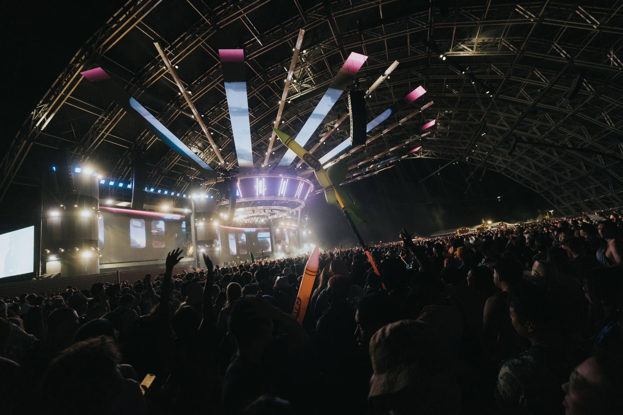 Blick in die Menge während des Auftritts von Jai Wolf beim Coachella Musikfestival 2023.