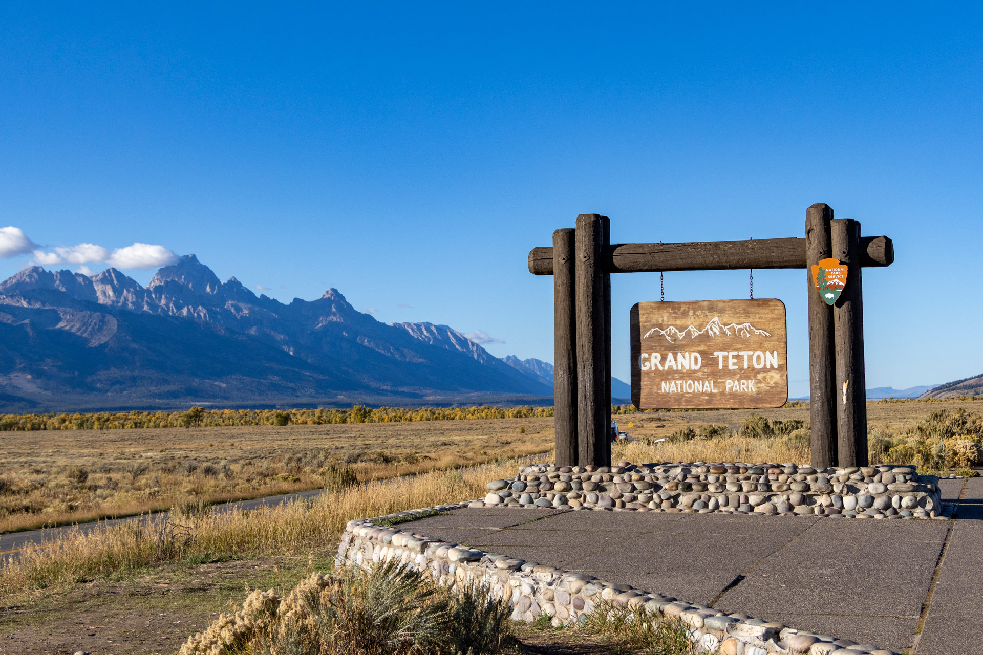 Willkommensschild im Grand Teton National Park, Wyoming. Aufgenommen von Kristi Townsend mit einer Canon EOS R7.