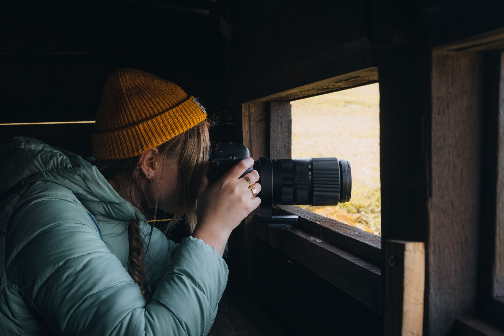 Betty Jeffrey in een vogelhut, gefotografeerd met de Canon EOS 5D Mark IV