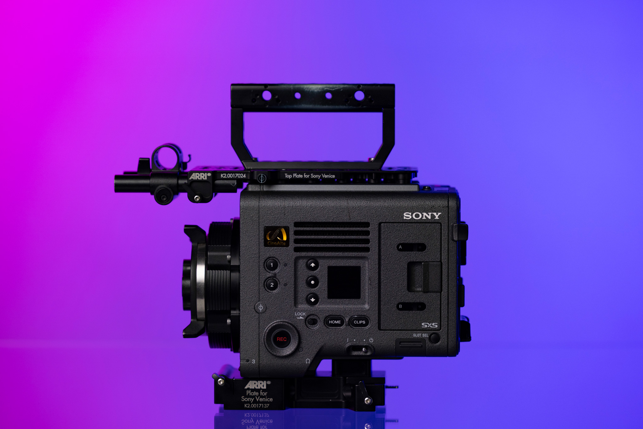 Setfoto van een tweedehands Sony Venice 6k met een roze en paarse achtergrond