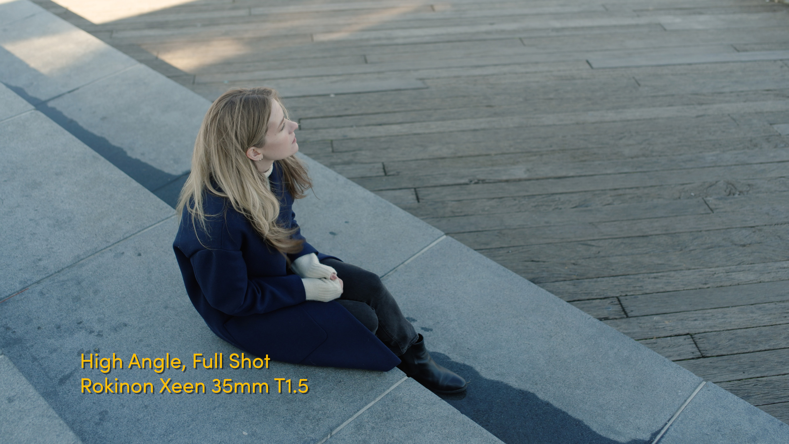 Voorbeeld van een high angle shot van blonde vrouw zittend op betonnen trap in New York City