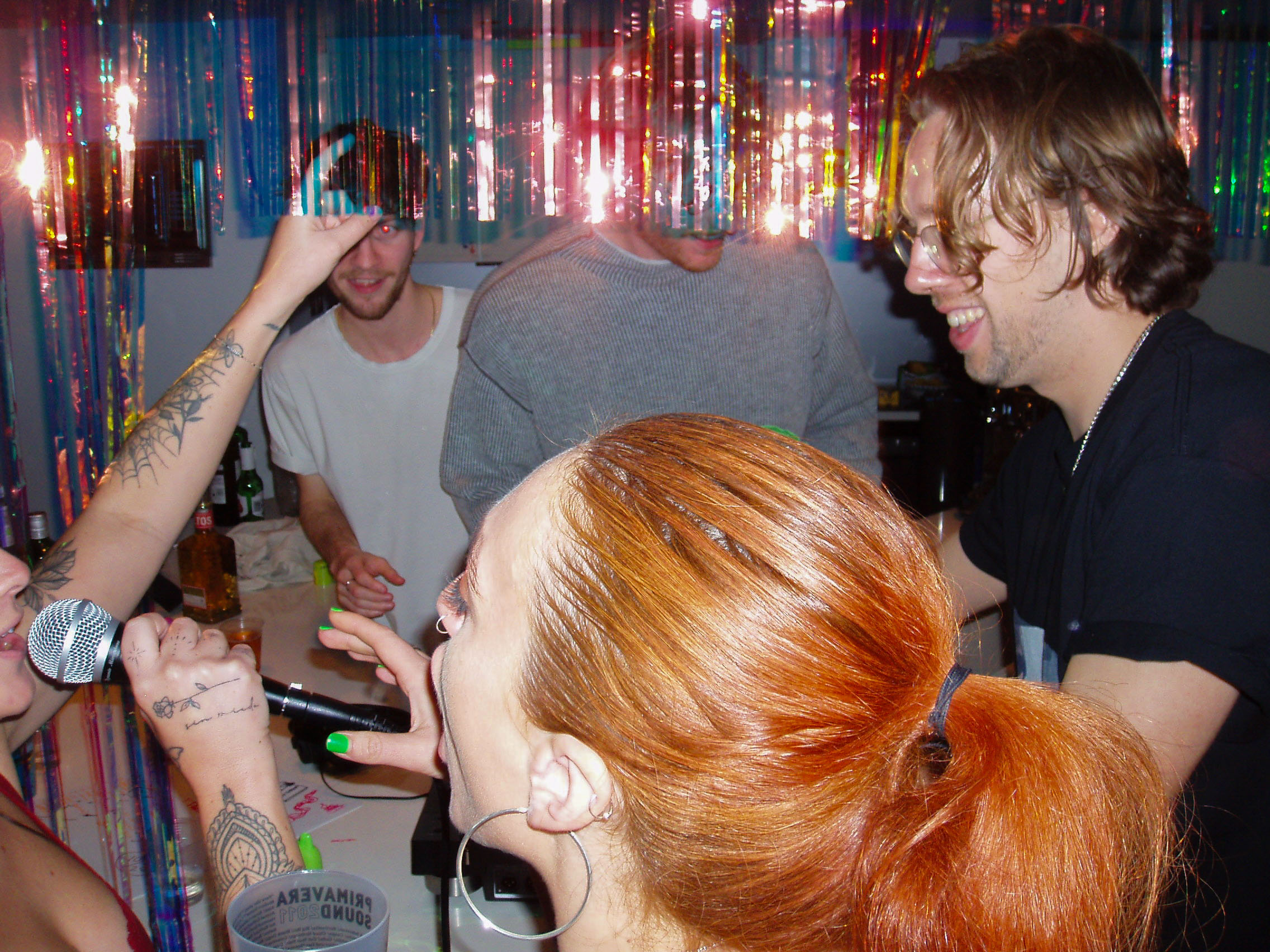 Eine lebhafte Partyszene auf einer Silvesterparty. Von Connor Redmond. 
