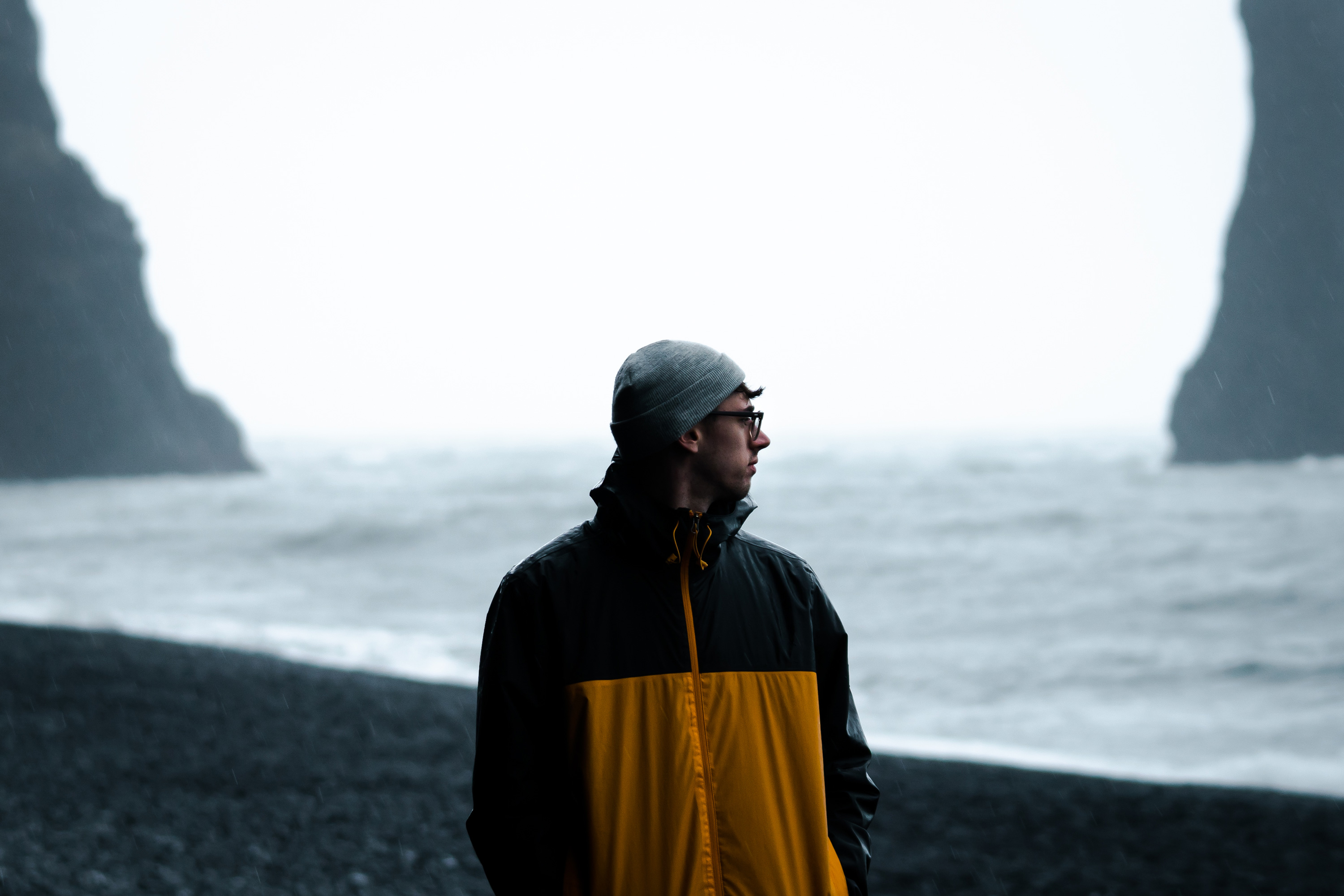 Ein Porträt des Landschafts- und Abenteuerfotografen Jordan Lancaster-Graham an einem Strand mit Blick aufs Meer. Aufgenommen mit einer Sony A6300.