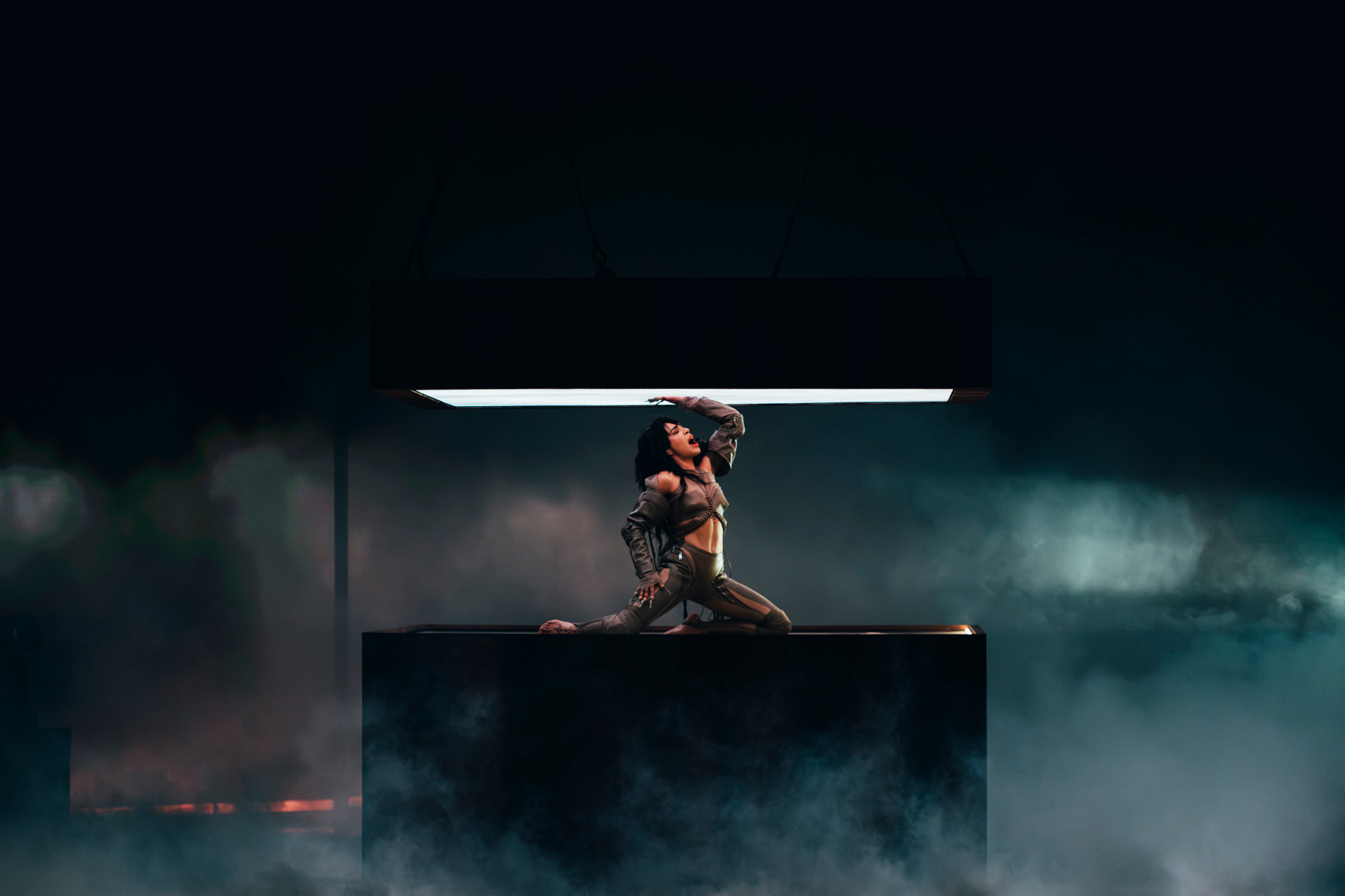 Totale des Auftritts der schwedischen Sängerin Loreen beim ESC 2023 unter einem quadratischen weißen Licht, aufgenommen von Sarah Louise Bennett mit der Nikon Z7 II. 

