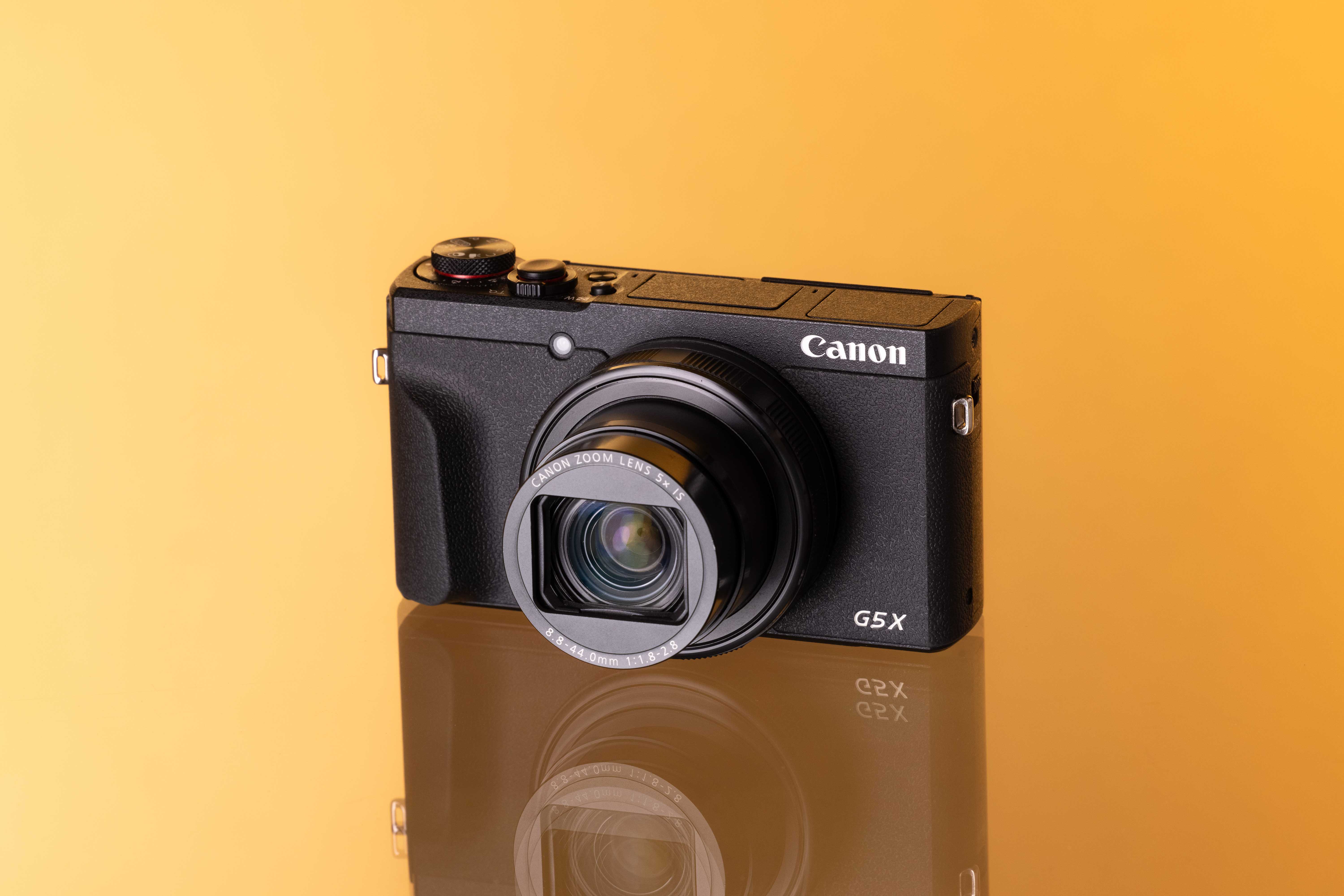 Canon G5 X Mk II op een gele achtergrond