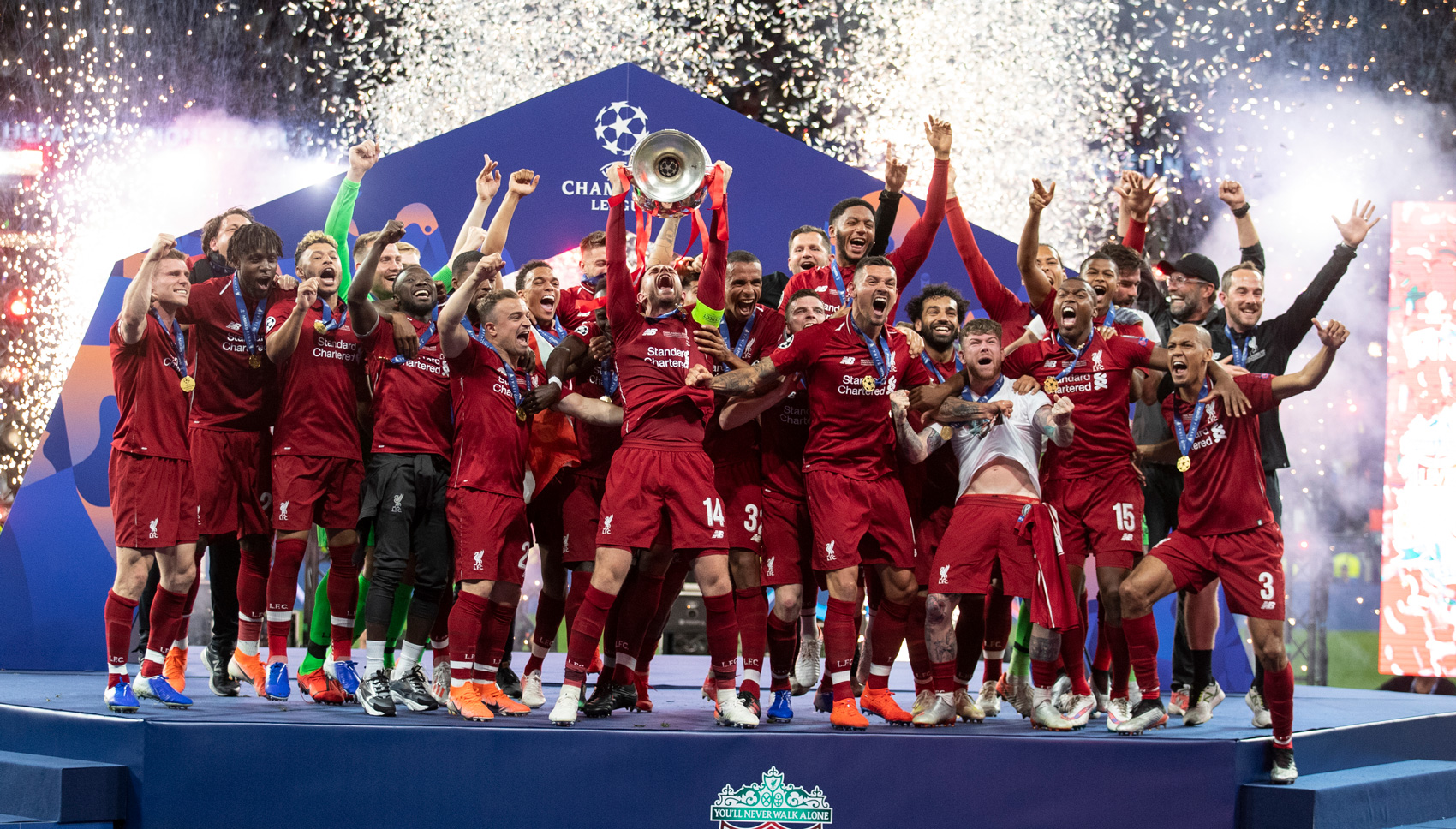 Liverpool FC neemt de Champions League trofee in ontvangst