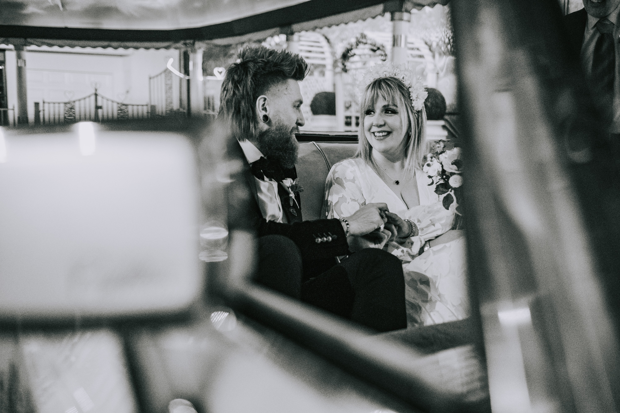 Photo en noir et blanc d'un couple de mariés à l'arrière d'une voiture traversant le Little White Chapel Tunnel of Love à Las Vegas, prise par Matthew Palmer avec un Fujifilm X-T4.