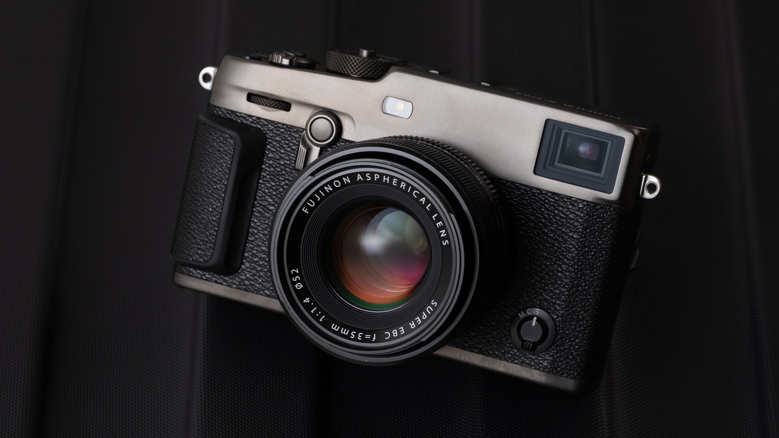 Fujifilm X-Pro 3 d'occasion avec objectif XF 35mm sur fond noir (recadrage)