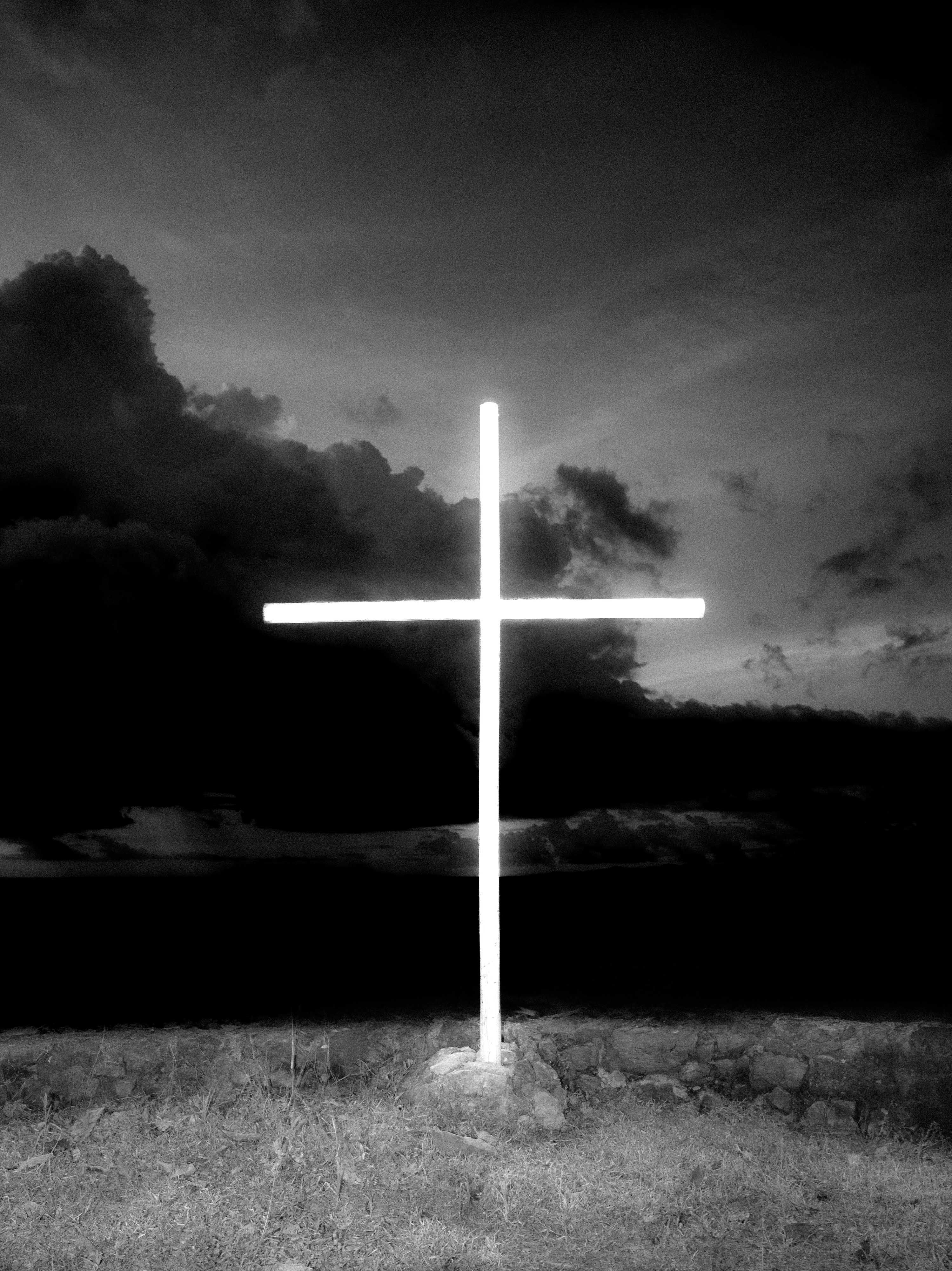 Photo en noir et blanc d'une croix éclairée par un flash, prise par Ian Howorth avec un appareil photo moyen format Hasselblad X1D II