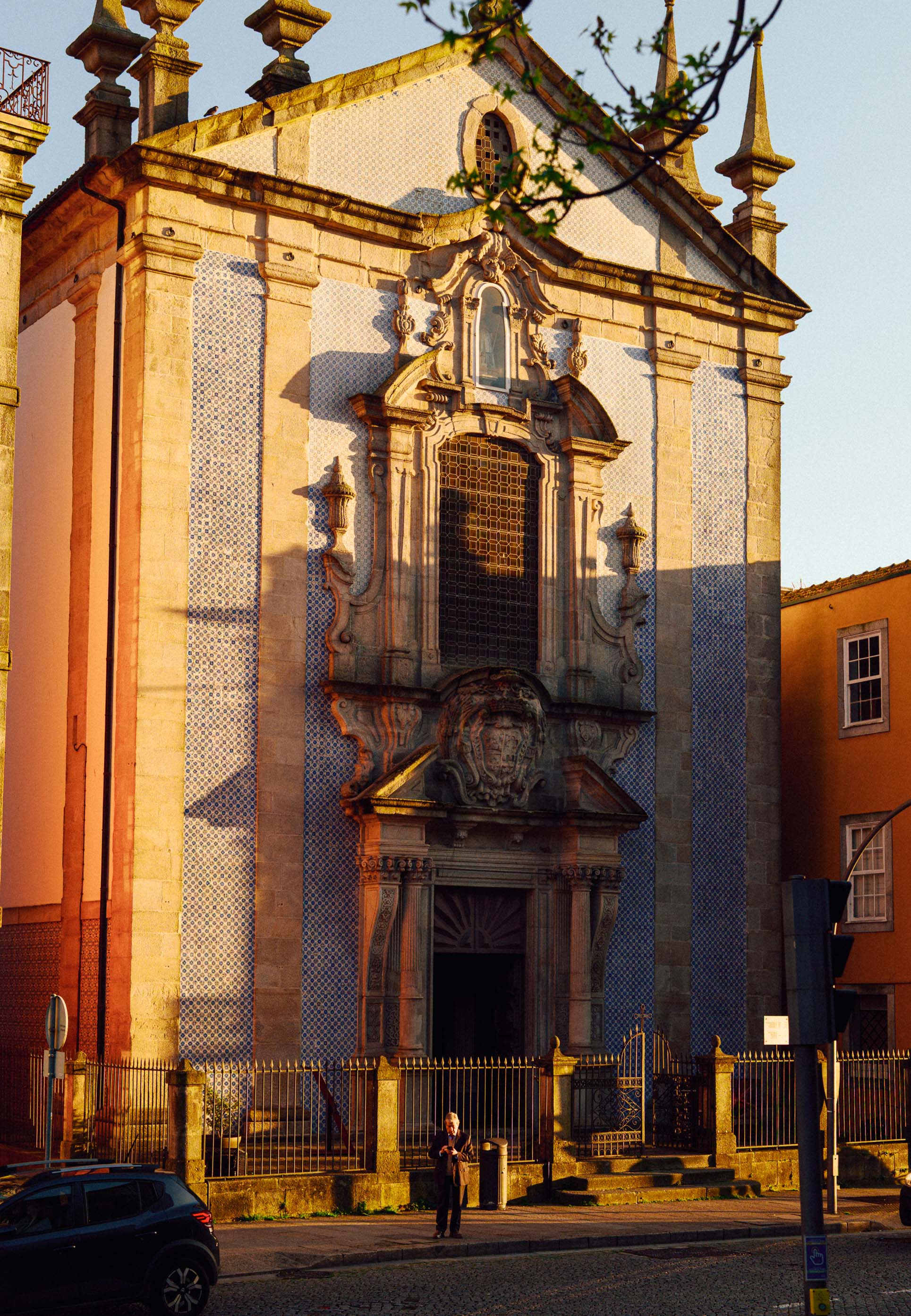 Eine große Kirche in Porto, deren Fassade von der warmen Abendsonne angestrahlt wird. Aufgenommen von Connor Redmond mit der Sigma BF.