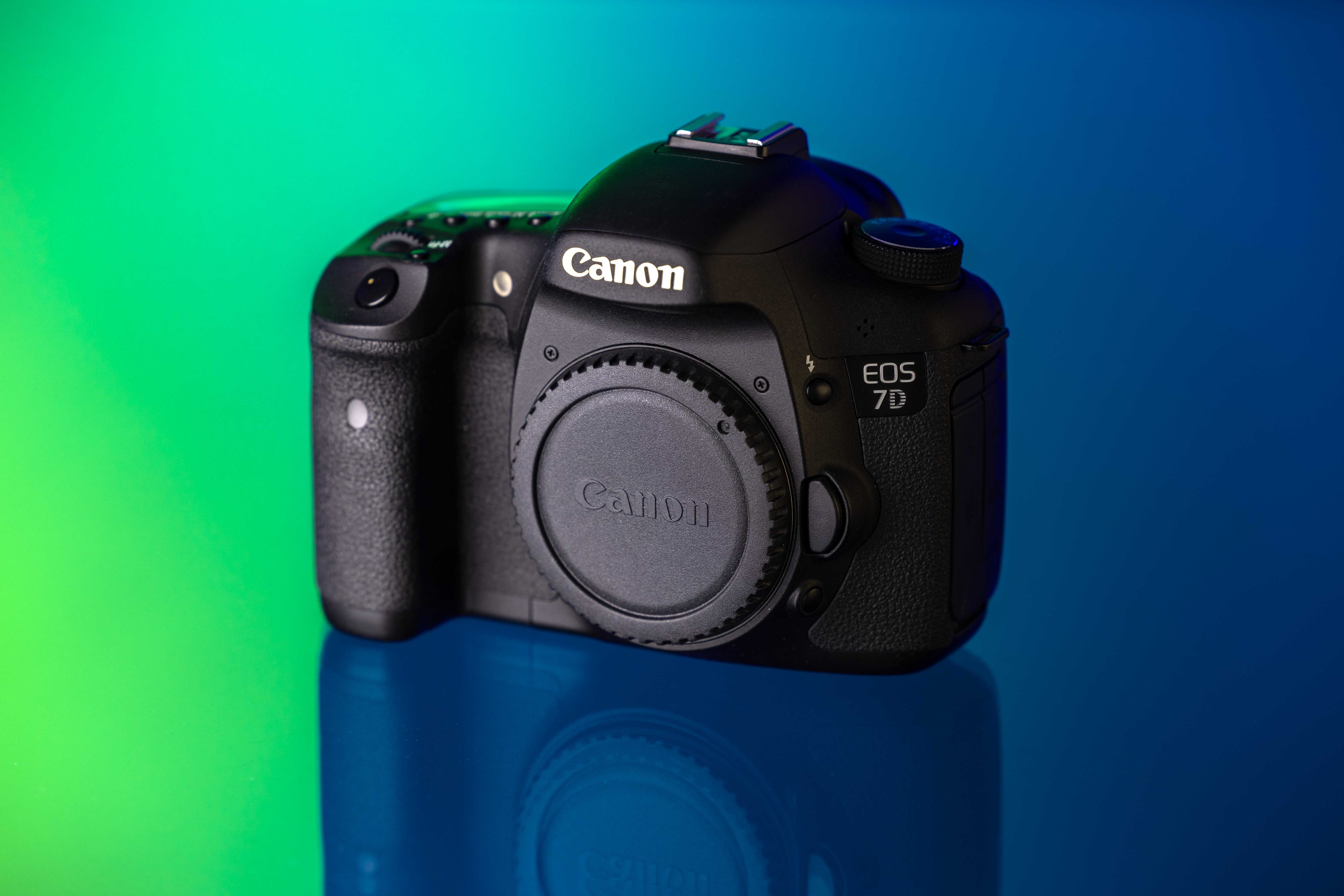 Canon 7D met een blauw en groene achtergrond