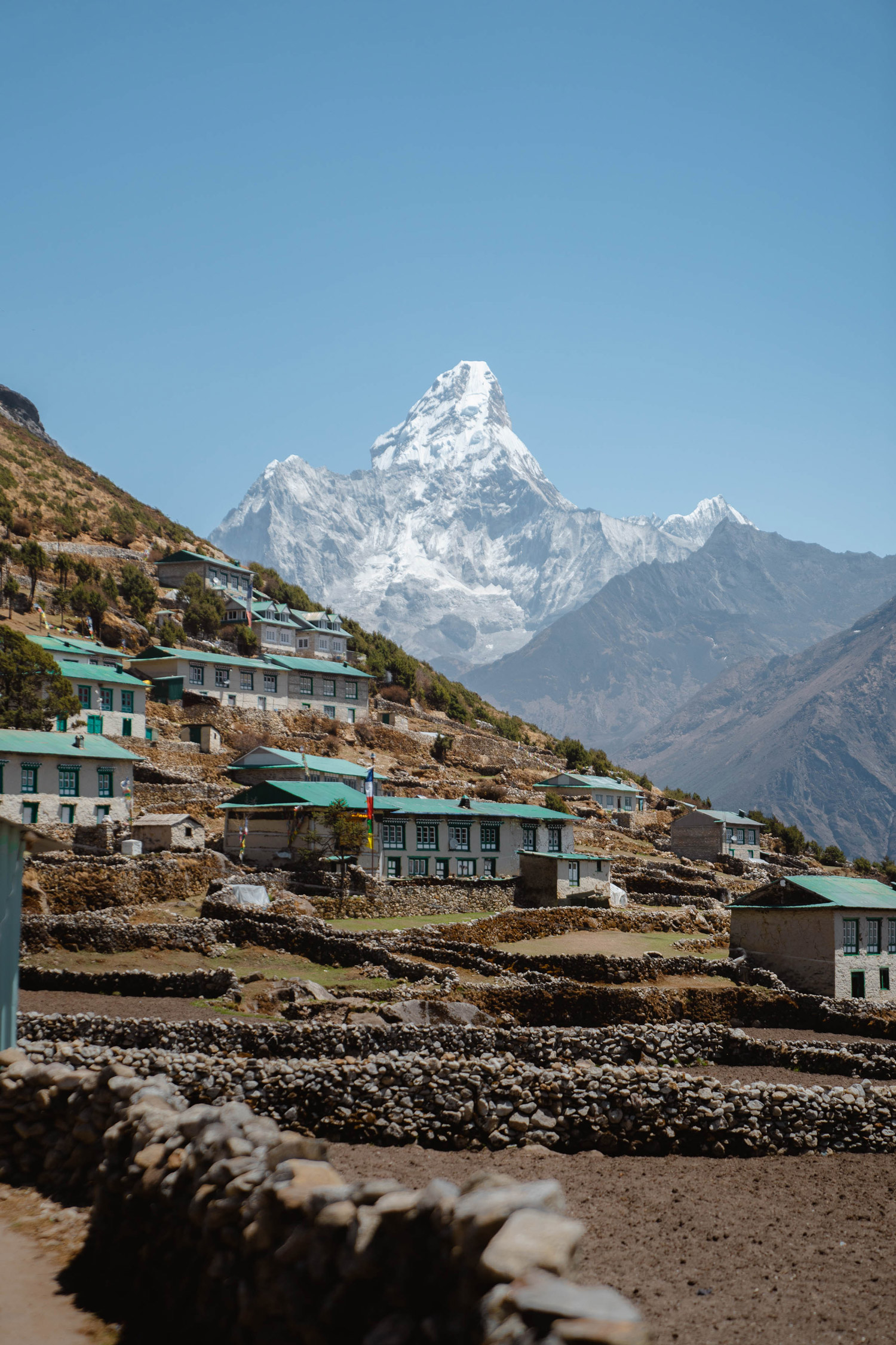 Houses on a hillside with mountains in the background, shot by Jack Anstey with the Sony A7 IV and Sony FE 24-70mm f/2.8 GM.