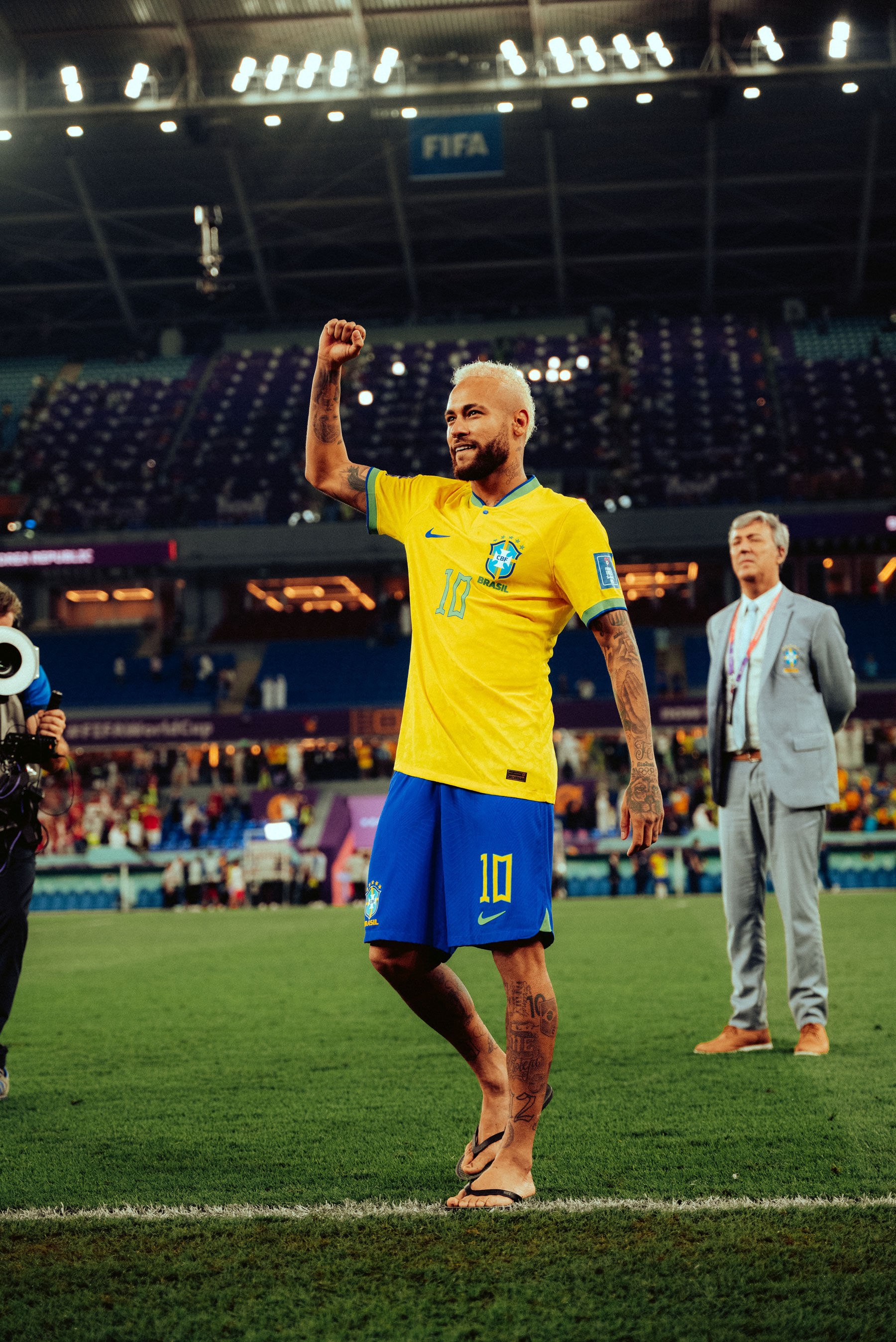 Neymar in Flipflops auf dem Platz, streckt die rechte Faust in die Höhe und lächelt, aufgenommen von Lukas Mengeler

