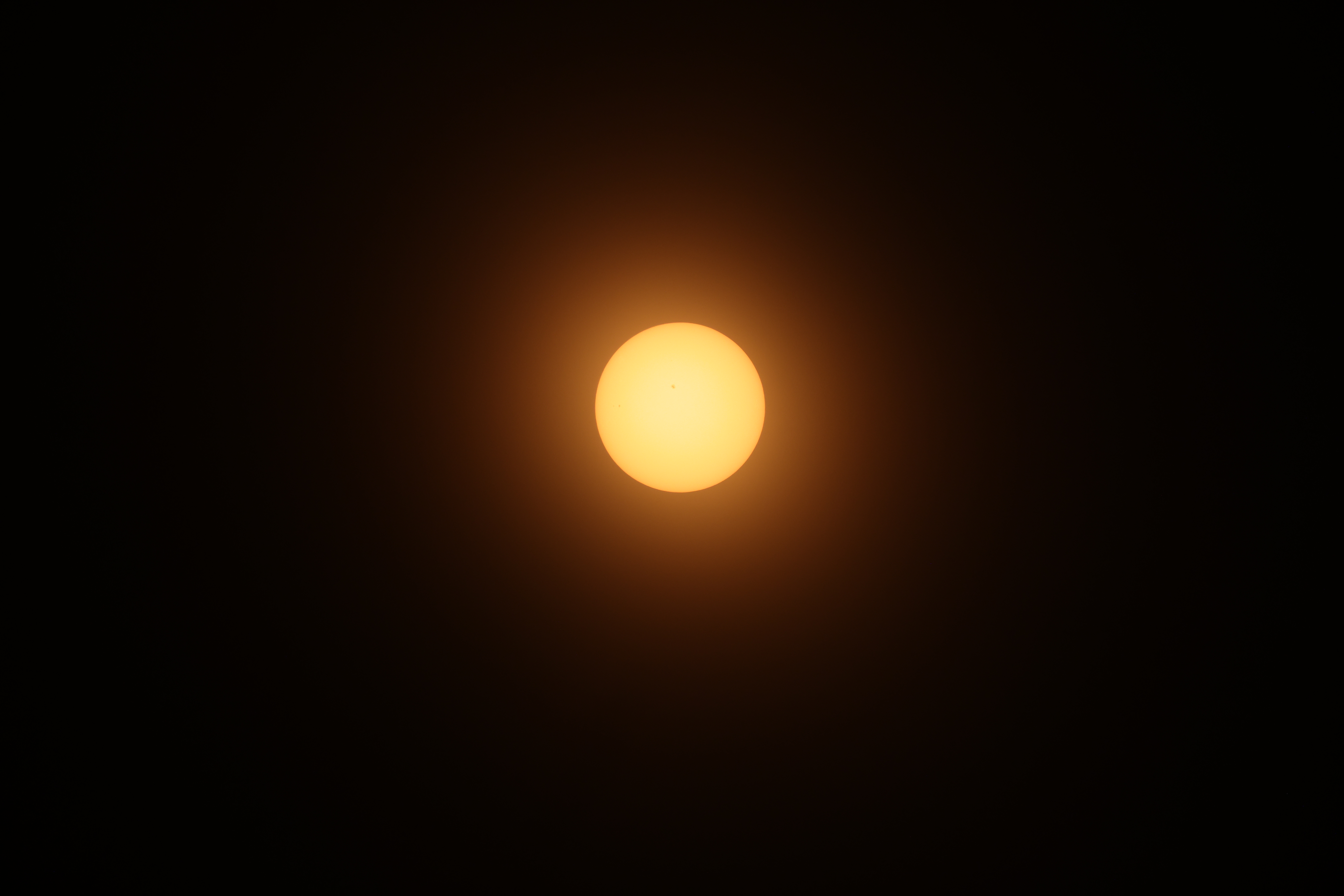 Aufnahme der Sonne vor Beginn einer Sonnenfinsternis