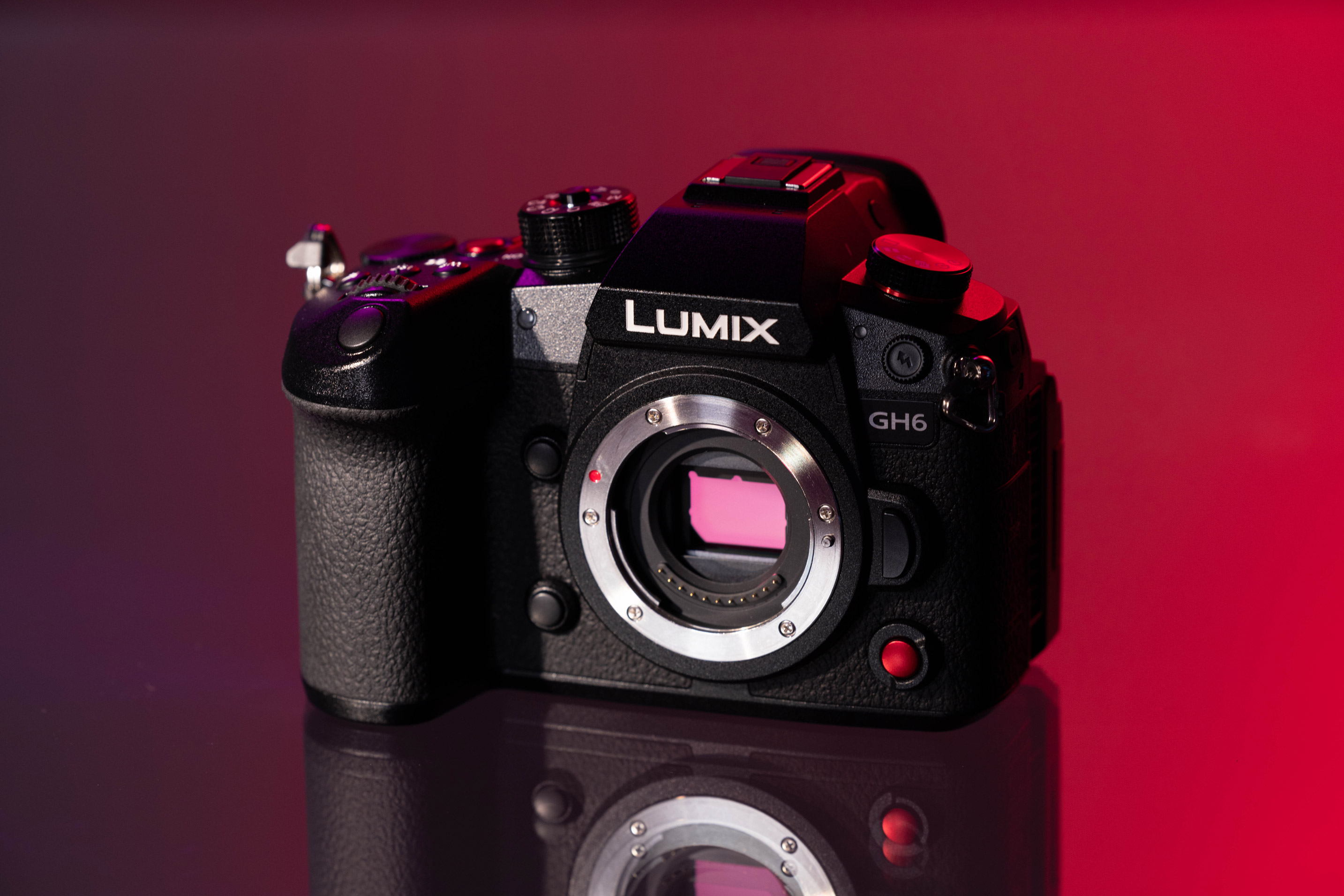 Panasonic Lumix GH6 tegen een rode achtergrond