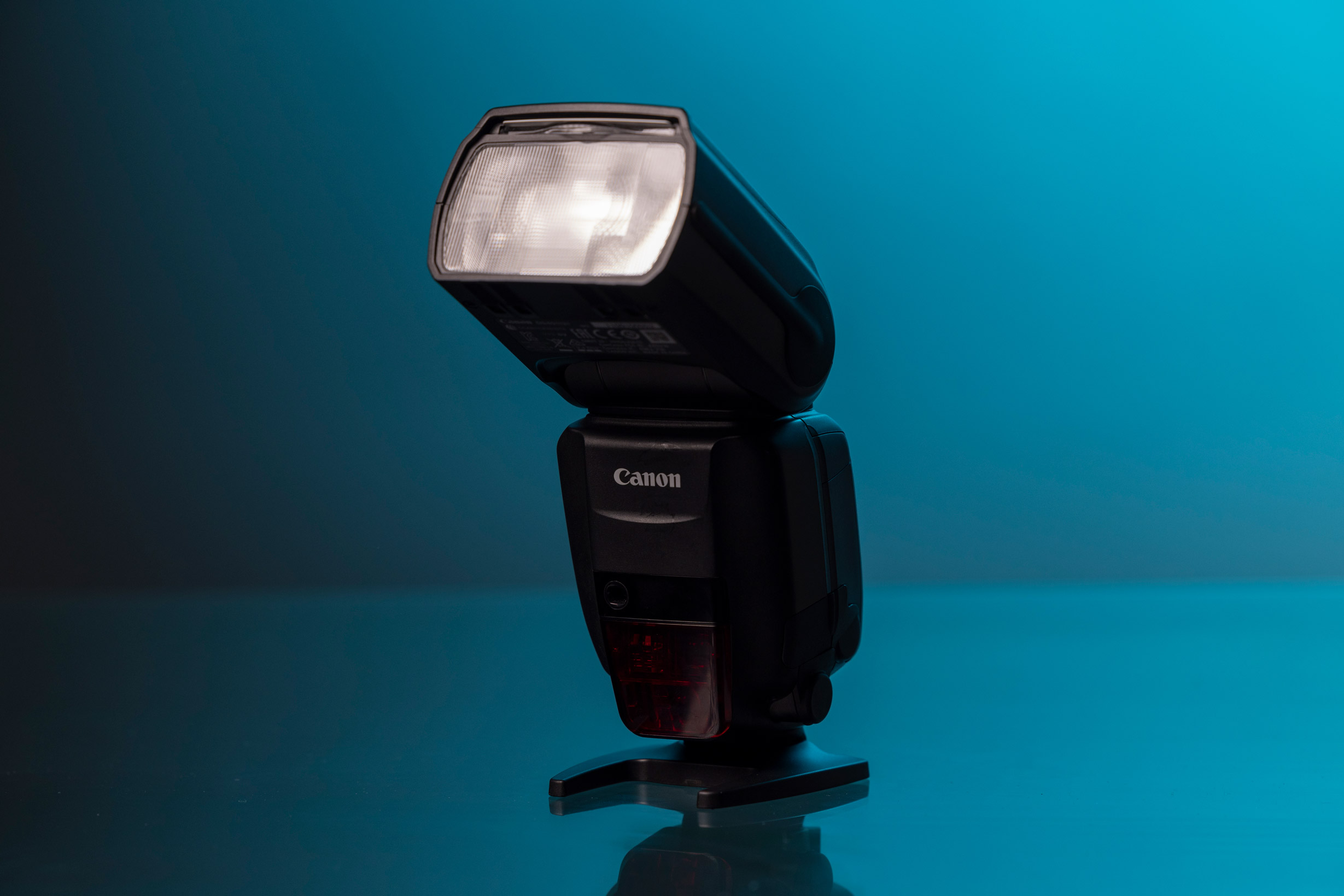 Canon Speedlite 600EX II-RT devant un fond bleu.