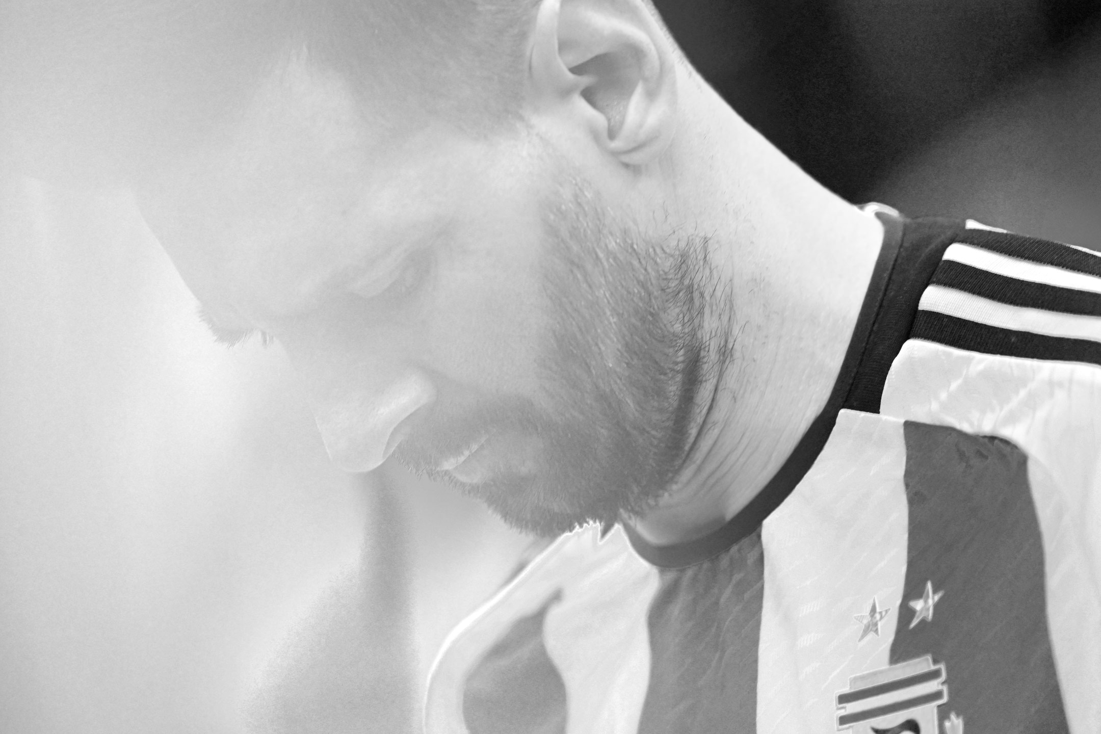 Ein Schwarz-Weiß-Foto von Lionel Messi, der während der überraschenden 1:2-Niederlage Argentiniens gegen Saudi-Arabien bei der Fußballweltmeisterschaft 2022 auf den Rasen blickt, aufgenommen mit einer Nikon Z9 von Ryu Voelkel