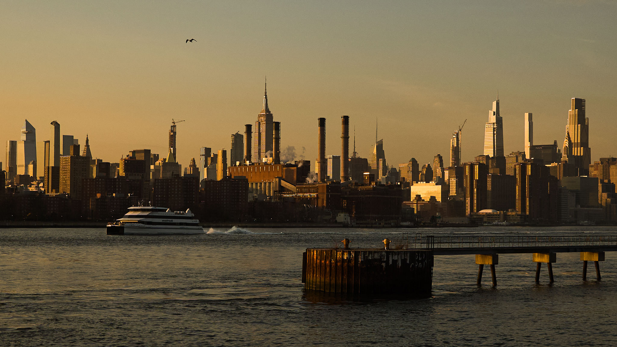 Panoramaansicht von New York City bei Sonnenuntergang. Aufgenommen von Jillian Lenser mit der Sigma BF.
