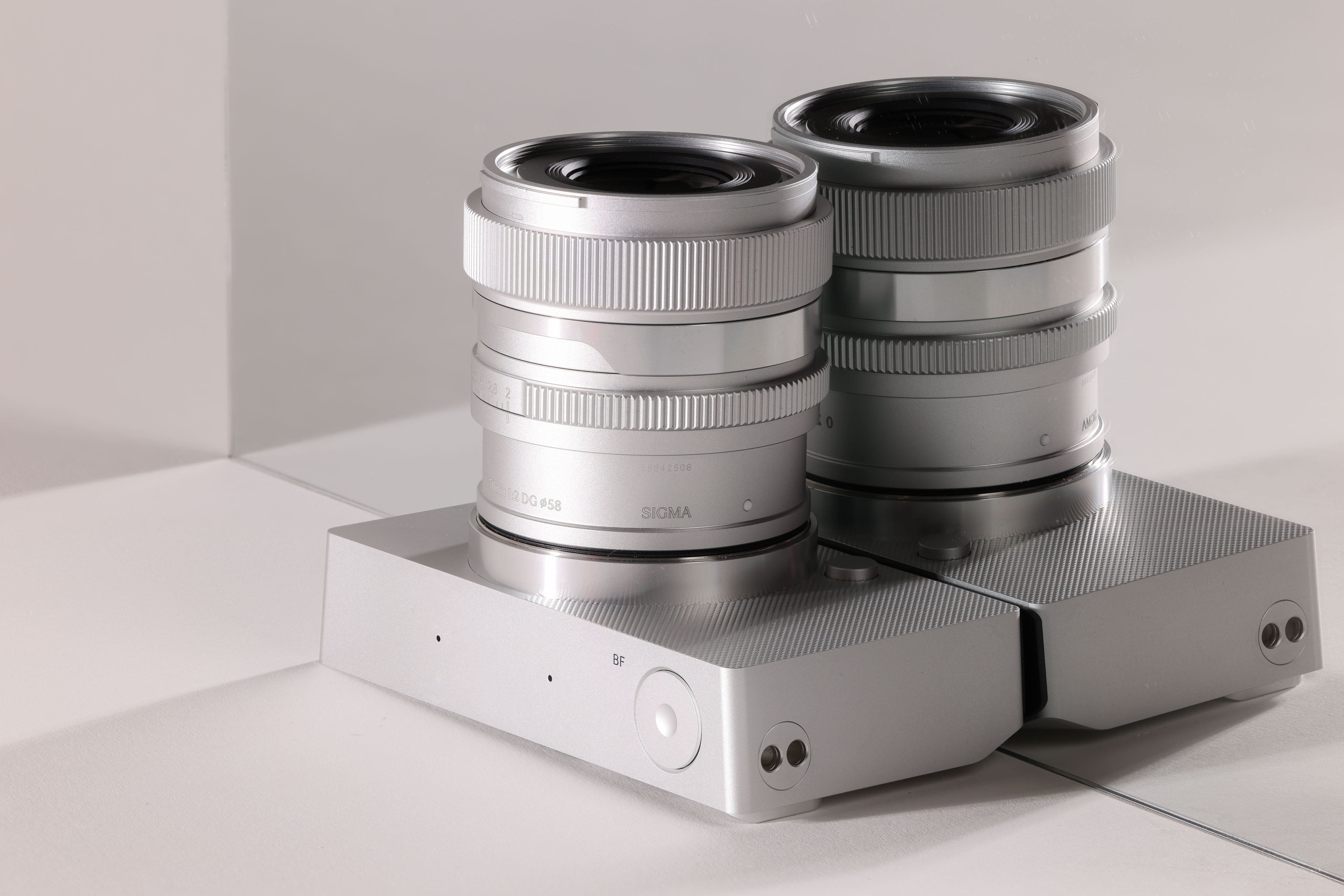Die Sigma BF mit 50mm-Objektiv neben einem Spiegel.