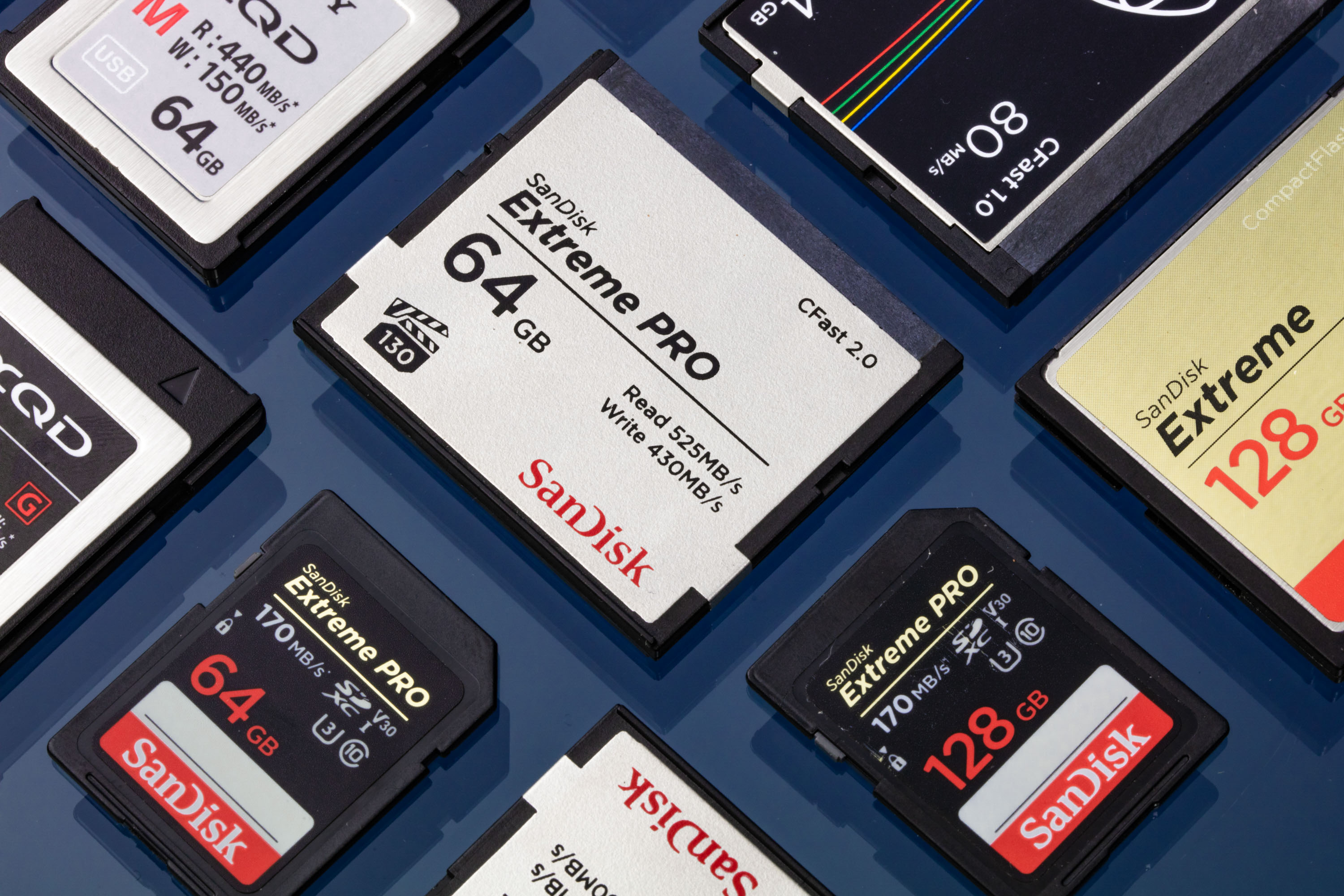 Un flat lay de cartes SD