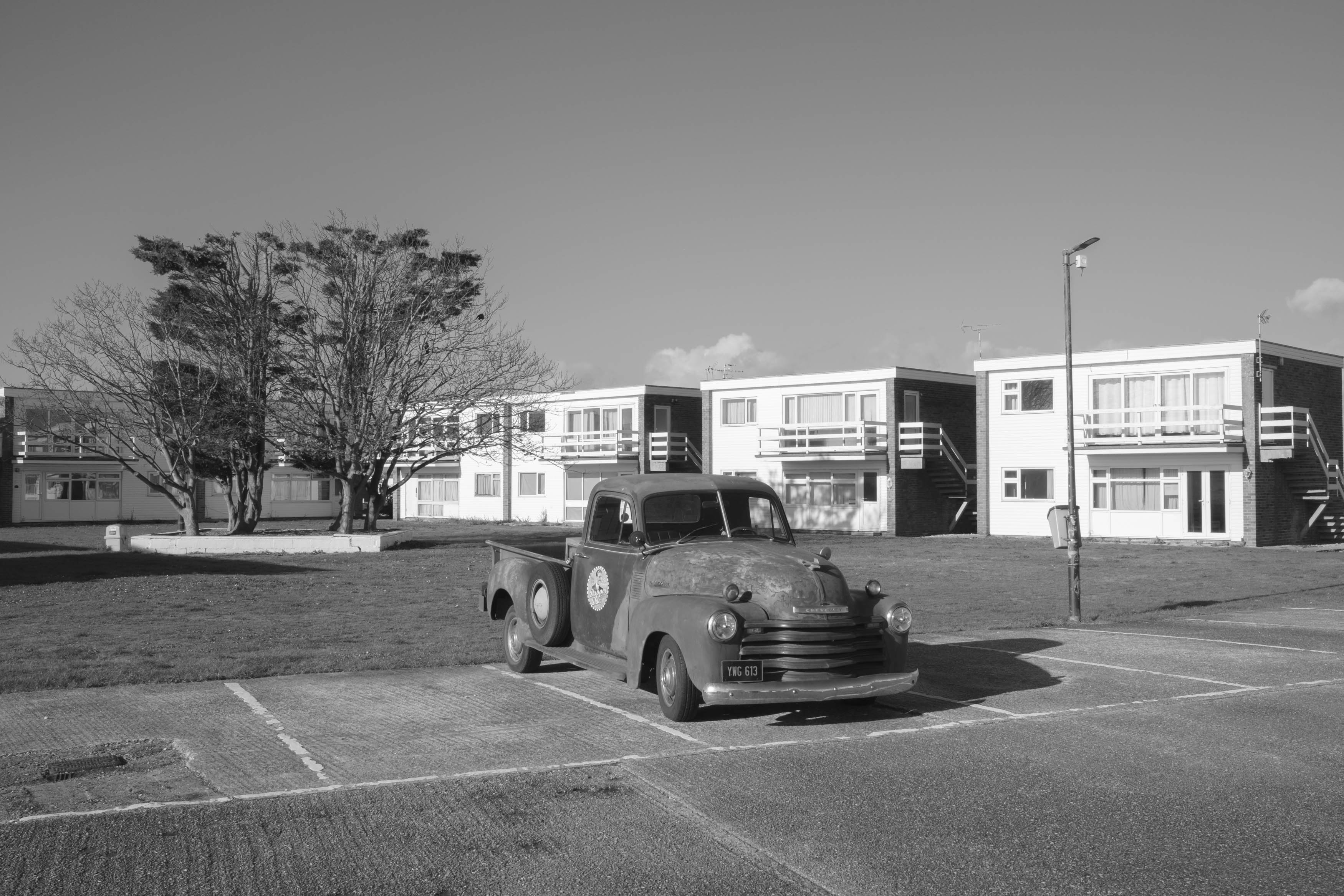 Een geparkeerde vintage truck in zwart-wit, gefotografeerd door Ian Howorth.