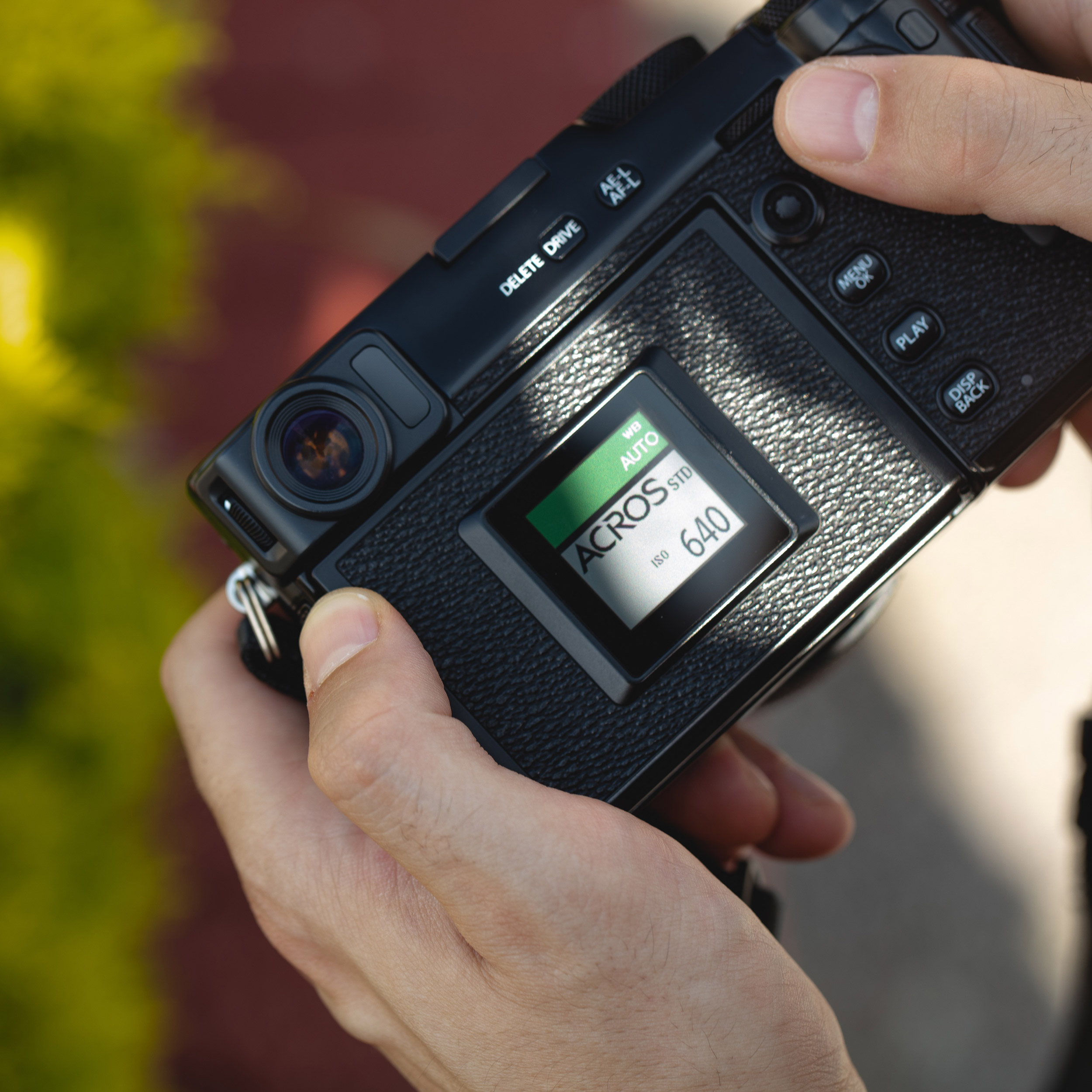 L’écran arrière du Fujifilm X-Pro 3 affiche les réglages de prise de vue, notamment la balance des blancs automatique, la simulation de film Acros et une sensibilité ISO de 640.