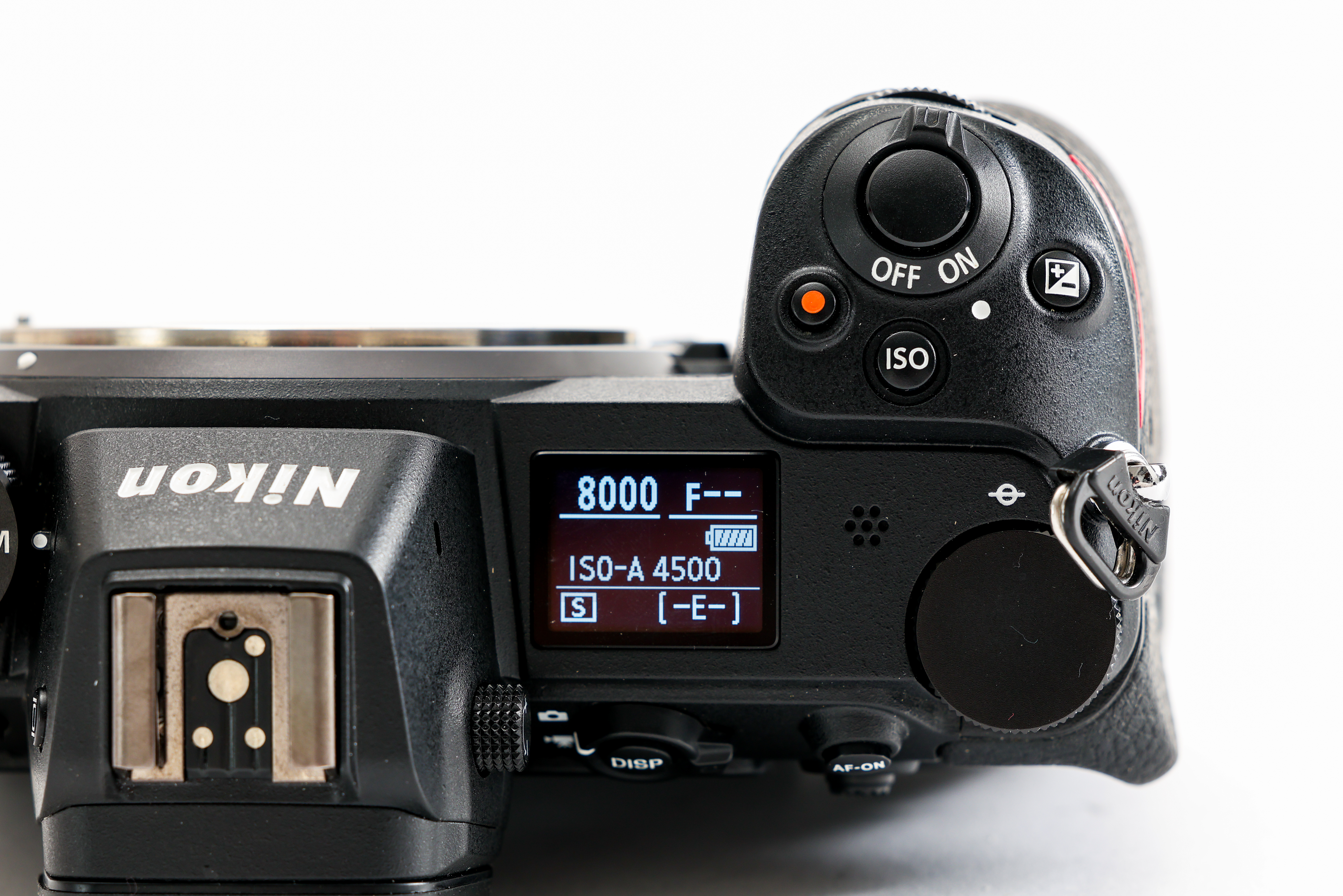 Nikon Z7 von oben mit oberem LCD-Panel, Moduswahlrad und Ein-/Ausschalter auf weißem Hintergrund.
