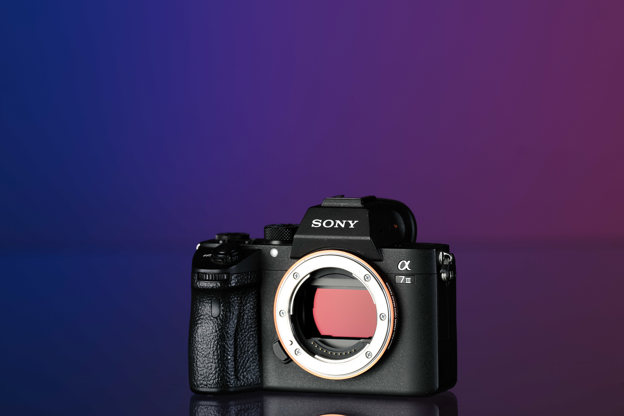 Sony A7 III sobre um fundo azul e roxo
