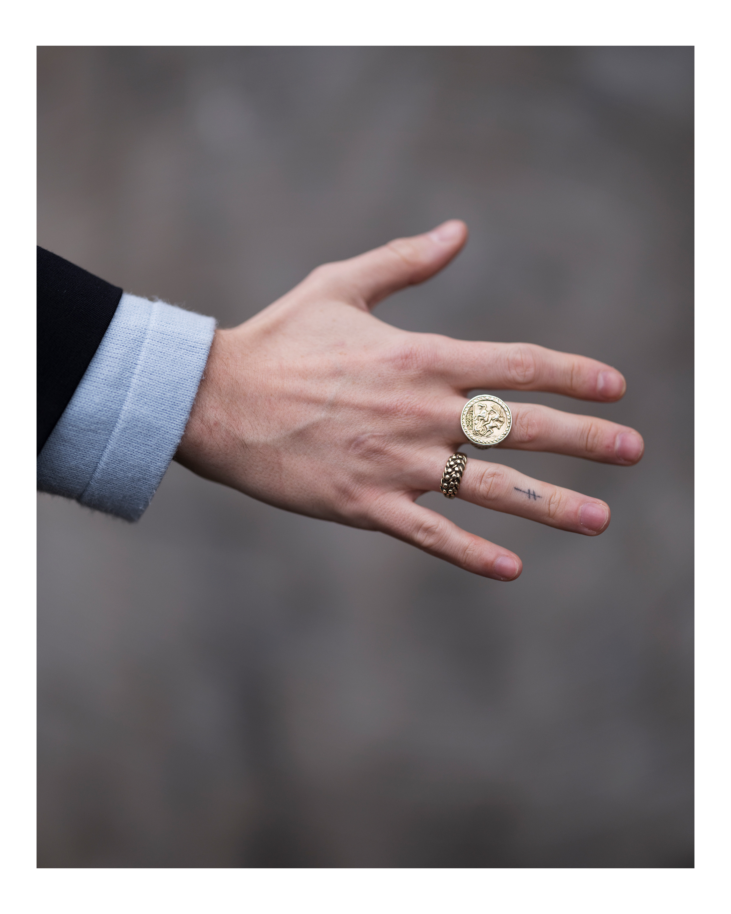Nahaufnahme einer Hand mit zwei Ringen am Mittel- und Ringfinger, fotografiert von Simon Murphy mit einer Fujifilm GFX 100.