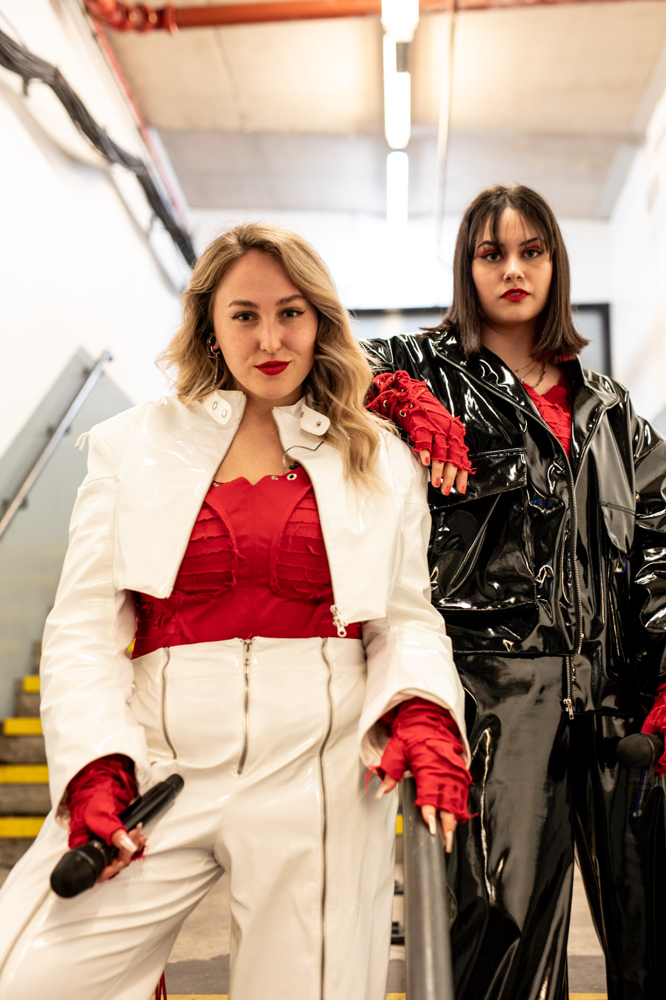 Zwei Künstler:innen hinter der Bühne beim Eurovision Song Contest 2023. Aufgenommen von Chloe Hashemi mit der Canon EOS 5D Mark IV.
