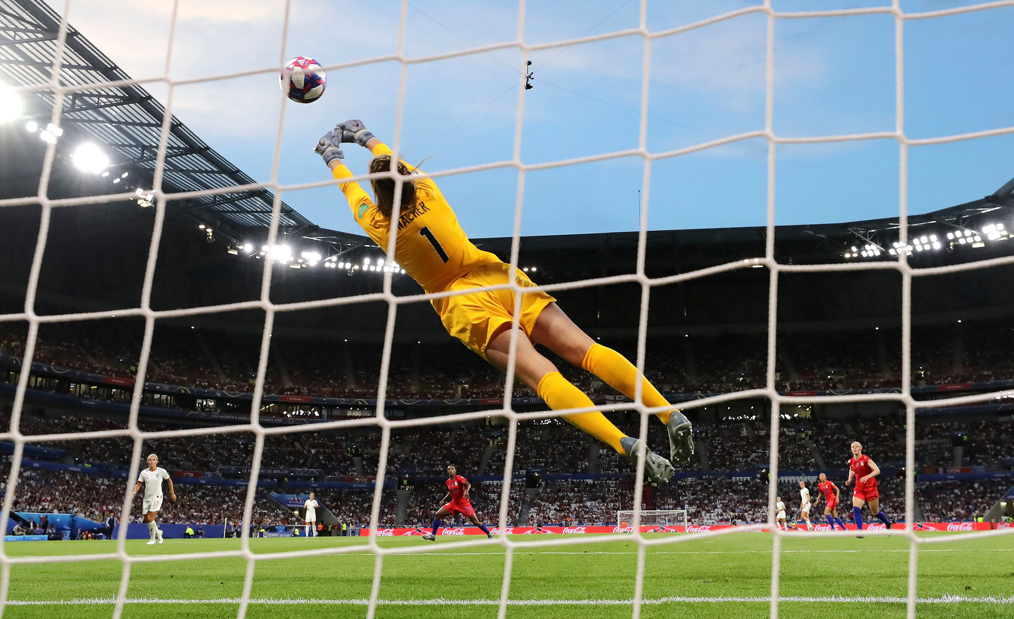 La gardienne américaine Alyssa Naeher arrête un tir lors de la demi-finale de la Coupe du monde féminine opposant l'Angleterre aux États-Unis à Lyon, en France, le 2 juillet 2019. Photo prise par Elsa Garrison avec un Canon EOS 1DX Mark II.

