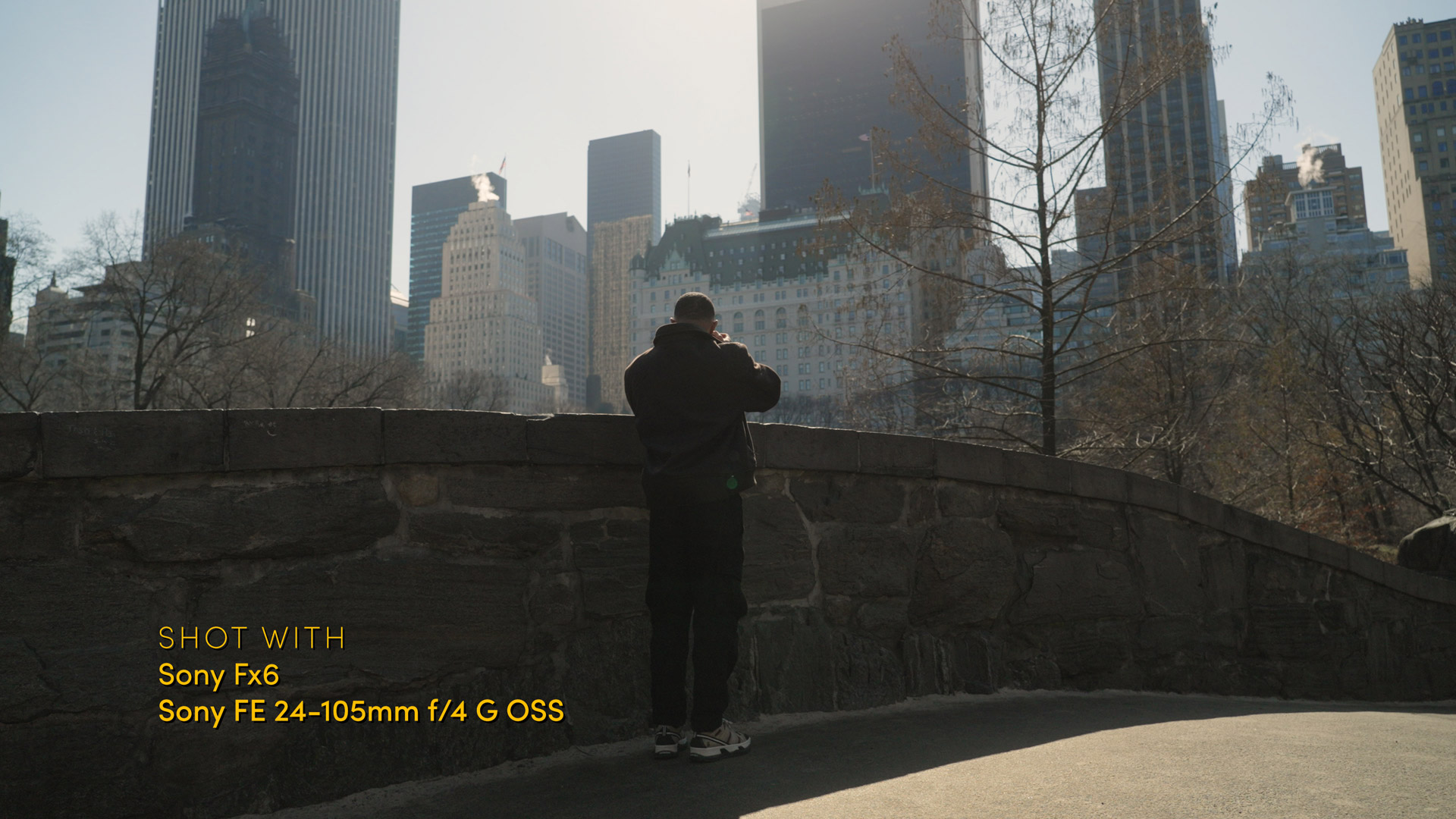 Plan large d'une personne debout sur un pont dans un parc. Pris avec un Sony FX6 et un Sony FE 24–105mm f/4 G OSS.