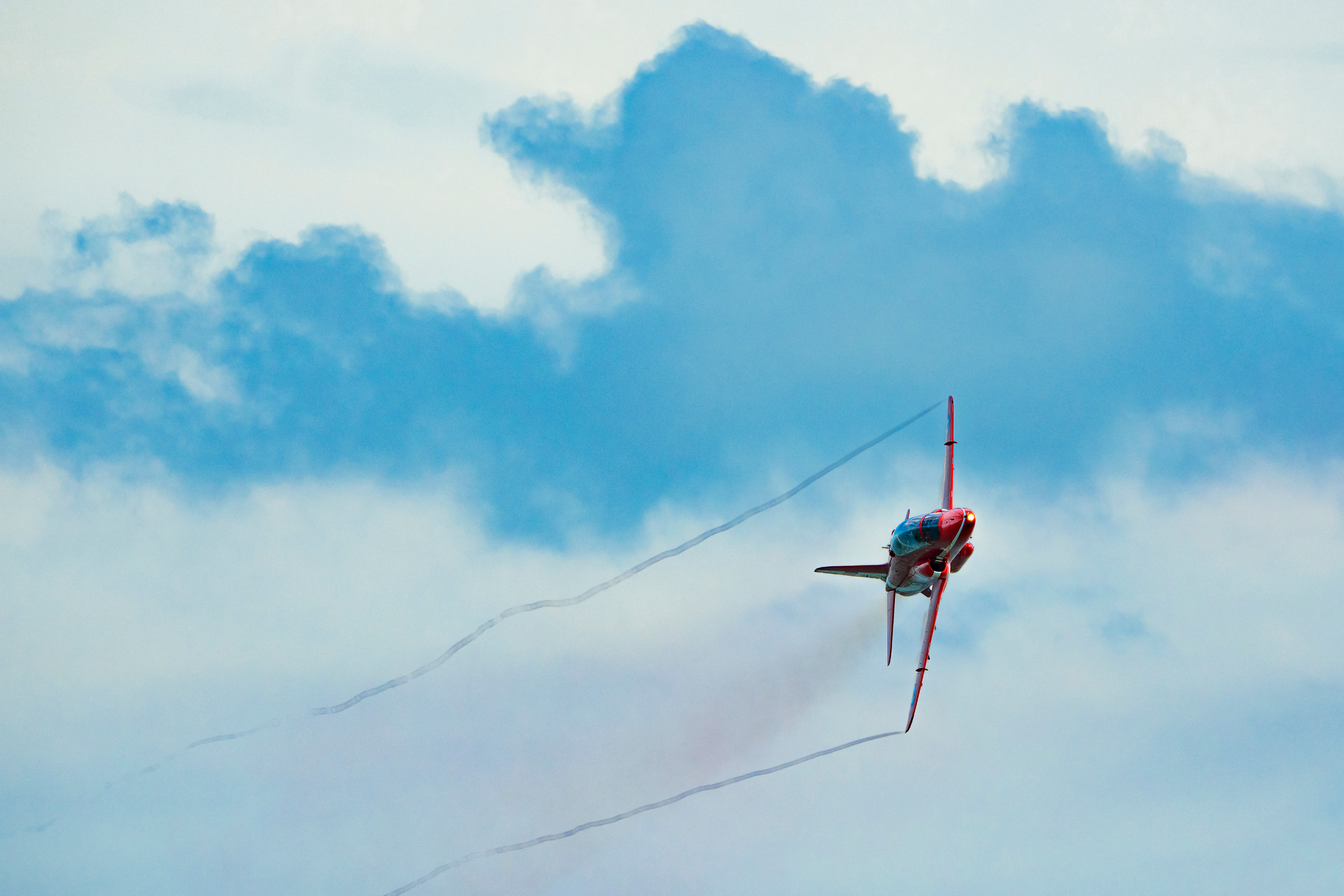 Britischer RAF Red Arrow im Flug auf der Eastbourne International Airshow