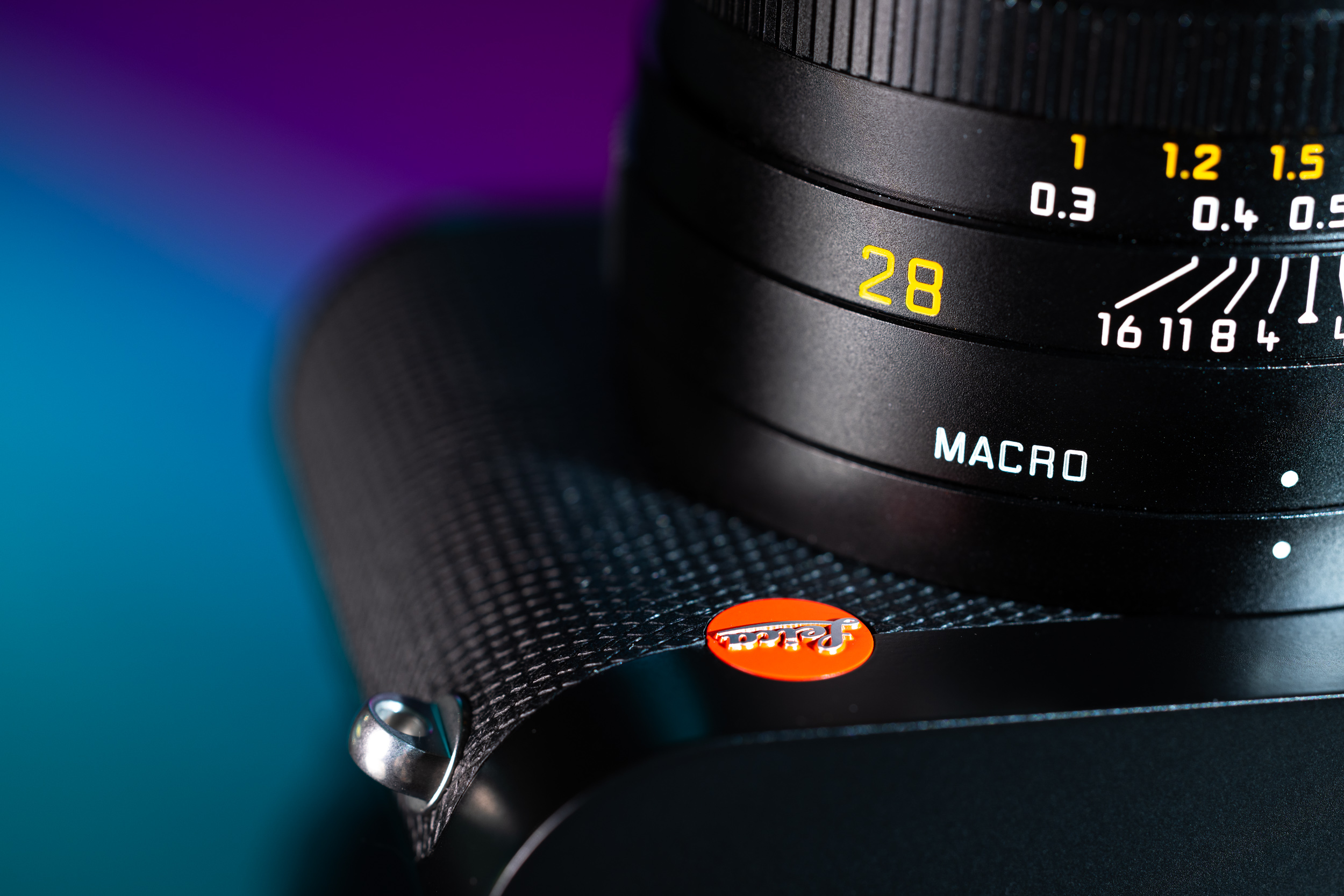 Nahaufnahme des Objektivs der Leica Q3 mit dem Makrotext