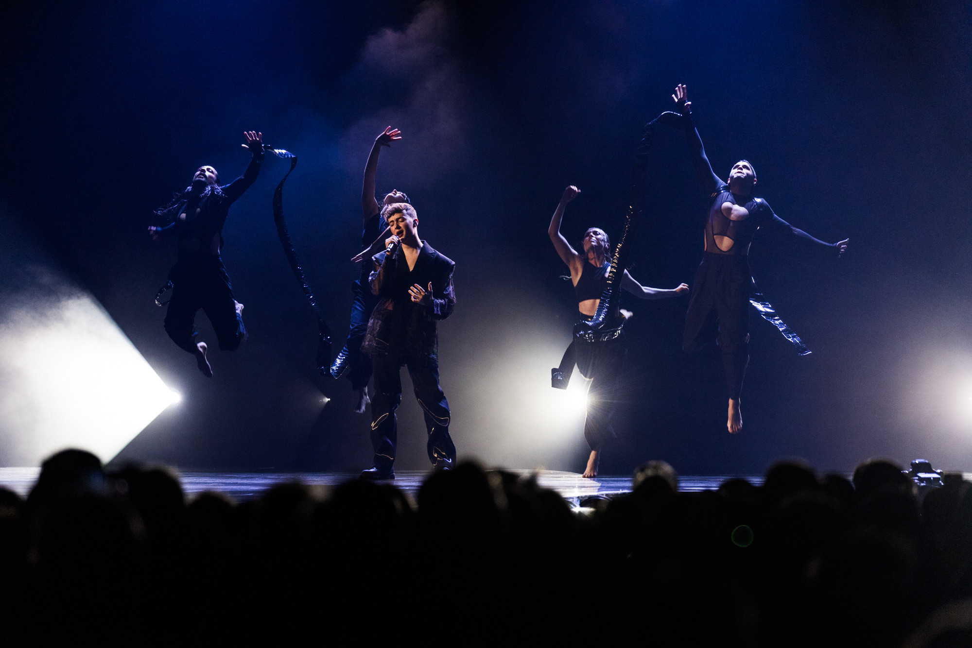 Künstler:in auf der Bühne mit vier Tänzer:innen beim Eurovision Song Contest 2023. Aufgenommen von Corinne Cumming mit der Canon EOS R5.