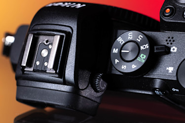 Primer plano de la parte superior de una Nikon Z50 de segunda mano