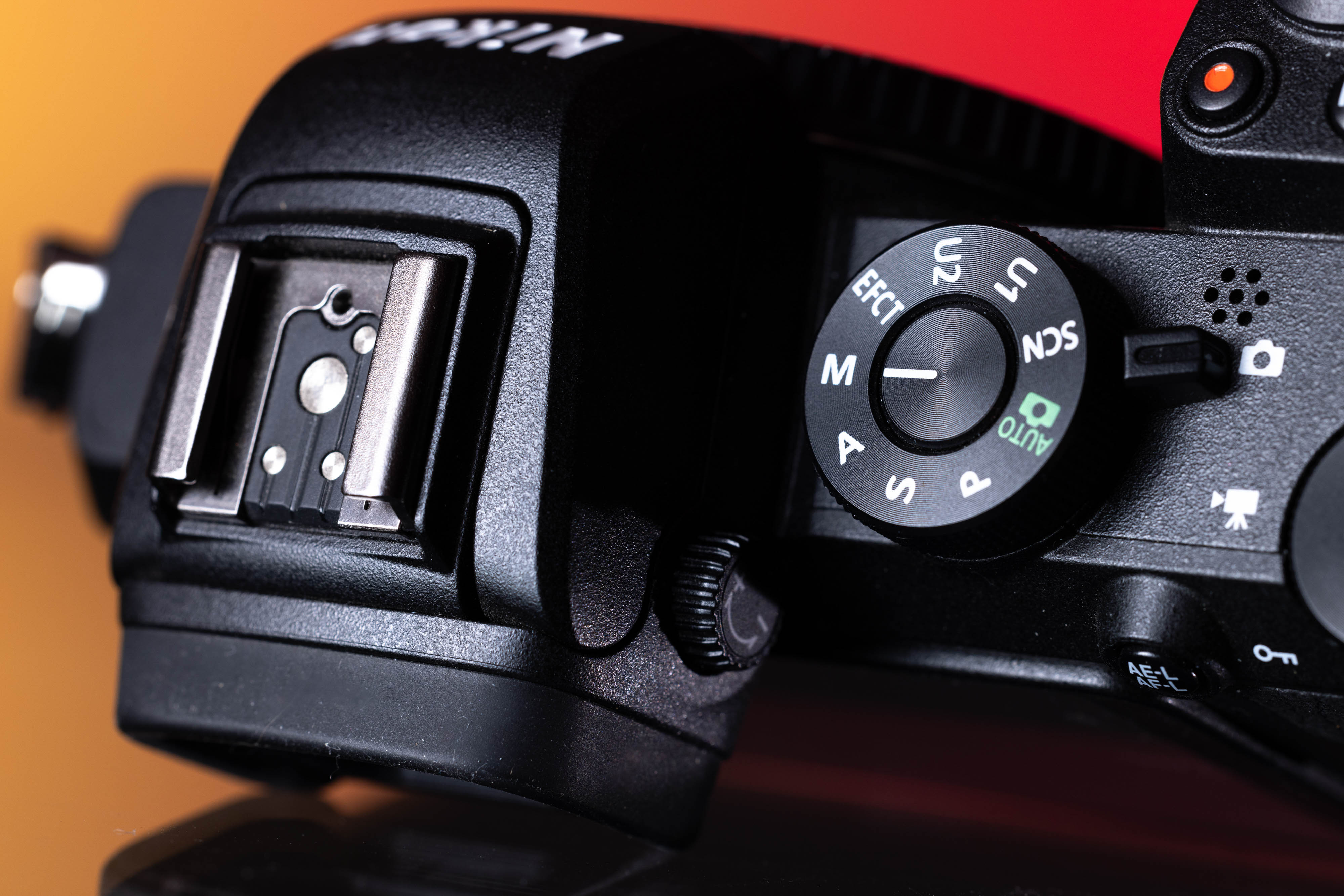 Primer plano de la parte superior de una Nikon Z50 de segunda mano