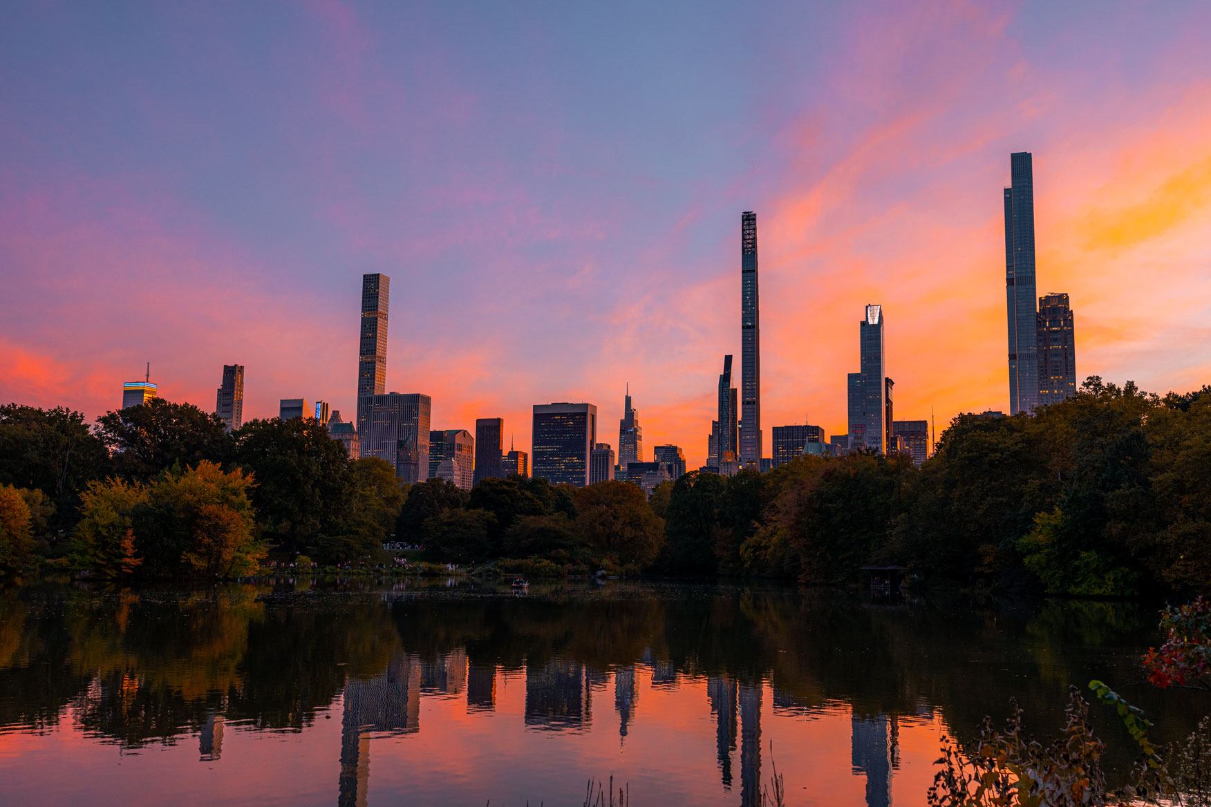 Ein Sonnenuntergang in New York City mit einer Spiegelung der Skyline im Central Park.