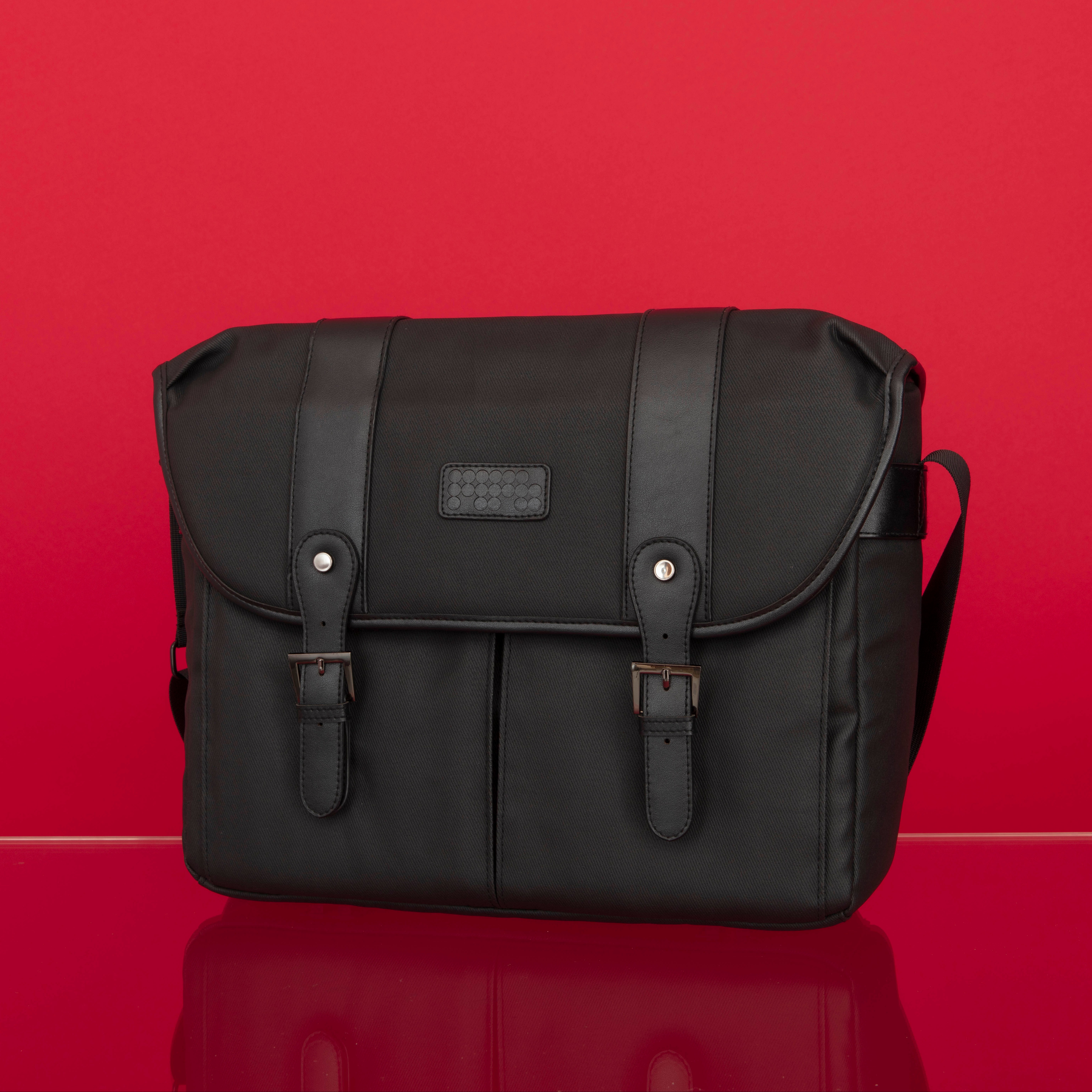 Practical, stylish and comfortable. The MPB Montpelier shoulder bag makes your camera gear easy to carry. And even easier to access. Made with durable waterproof canvas, this camera bag is made to pick up and go - whatever the weather. 
