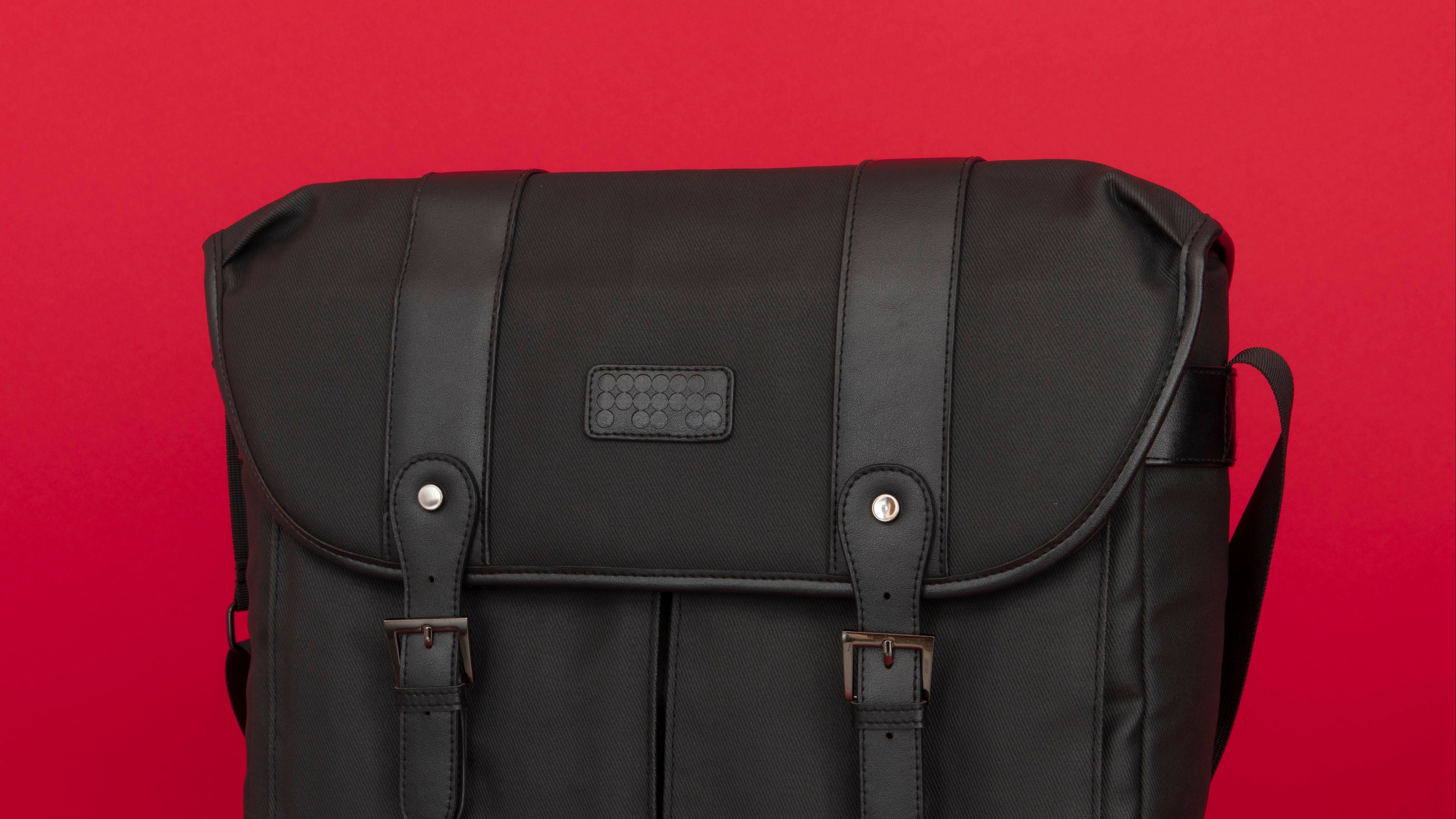 Practical, stylish and comfortable. The MPB Montpelier shoulder bag makes your camera gear easy to carry. And even easier to access. Made with durable waterproof canvas, this camera bag is made to pick up and go - whatever the weather. 
