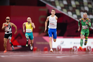 Cuatro corredores paralímpicos compitiendo