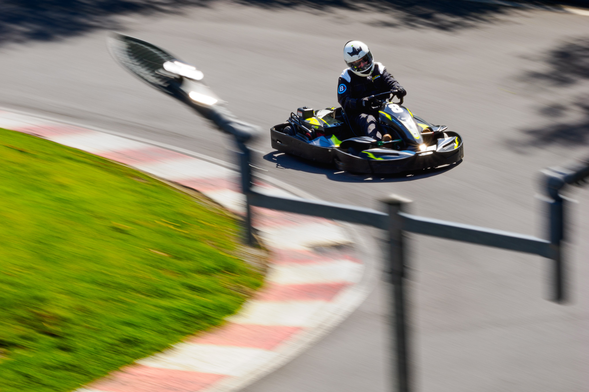 Een kart gaat de bocht om, foto gemaakt door Connor Redmond met het OM System OM-1.