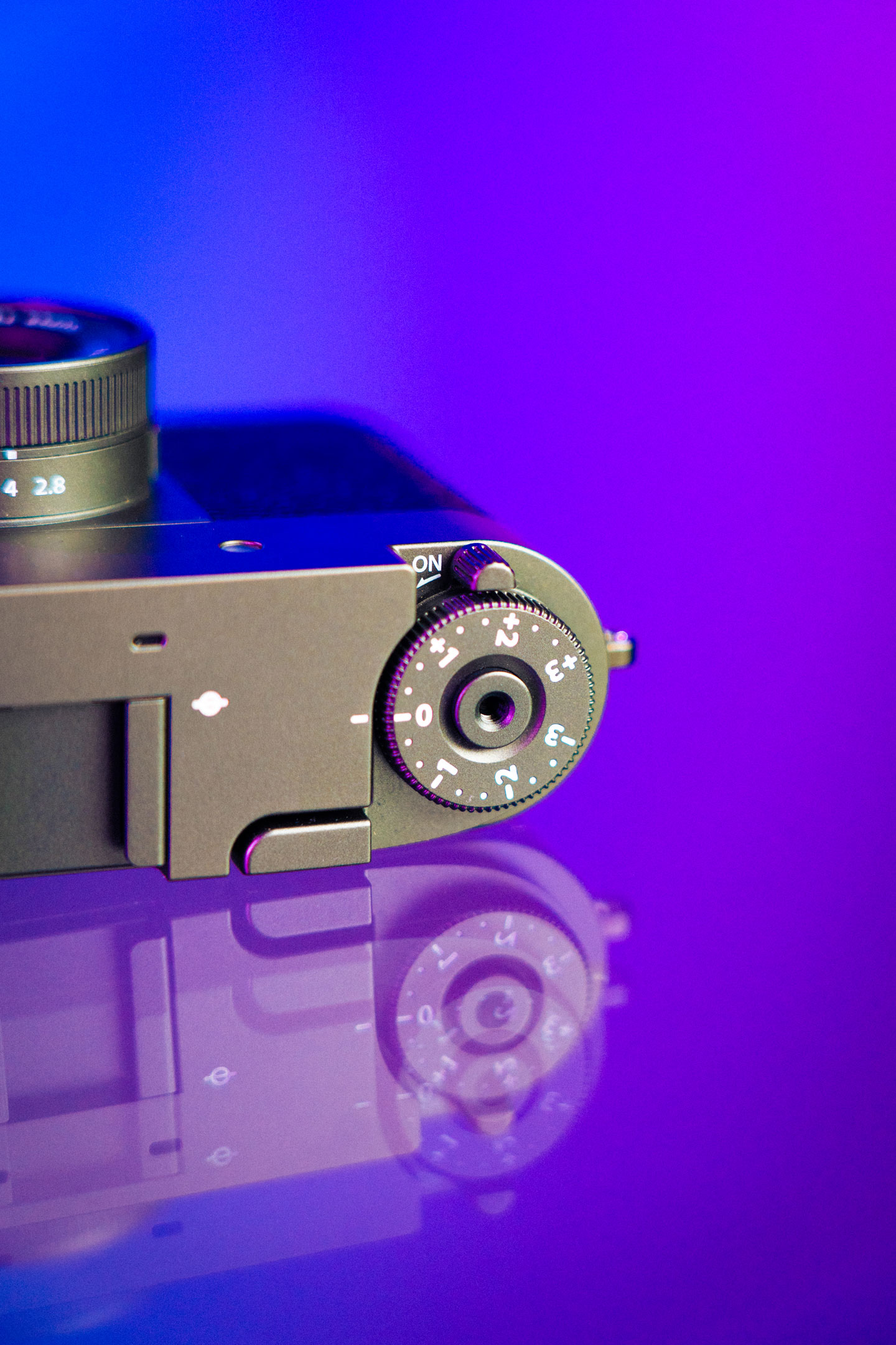 Nahaufnahme der Fujifilm X half mit Belichtungskorrekturrad.