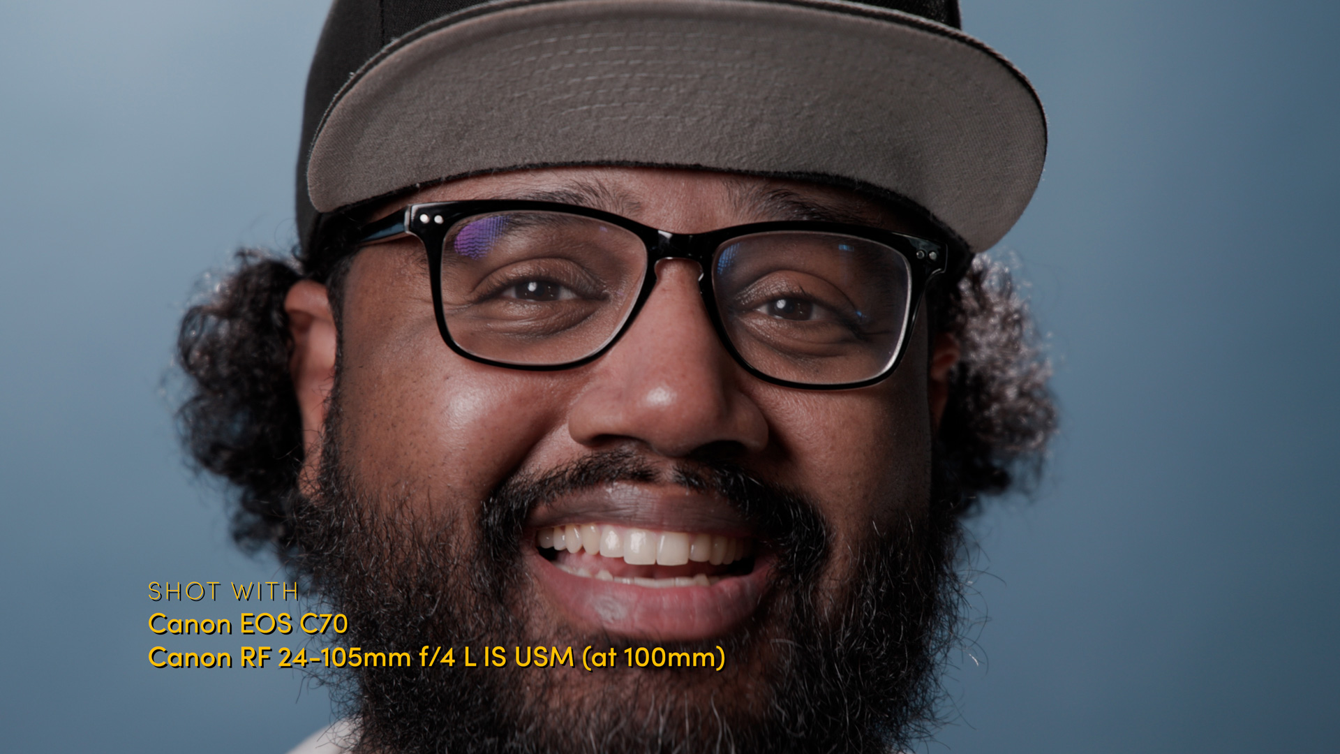 Plan rapproché d'une personne avec des lunettes et une barbe. Pris avec le Canon EOS C70 et le Canon RF 24-105mm f/4 L IS USM