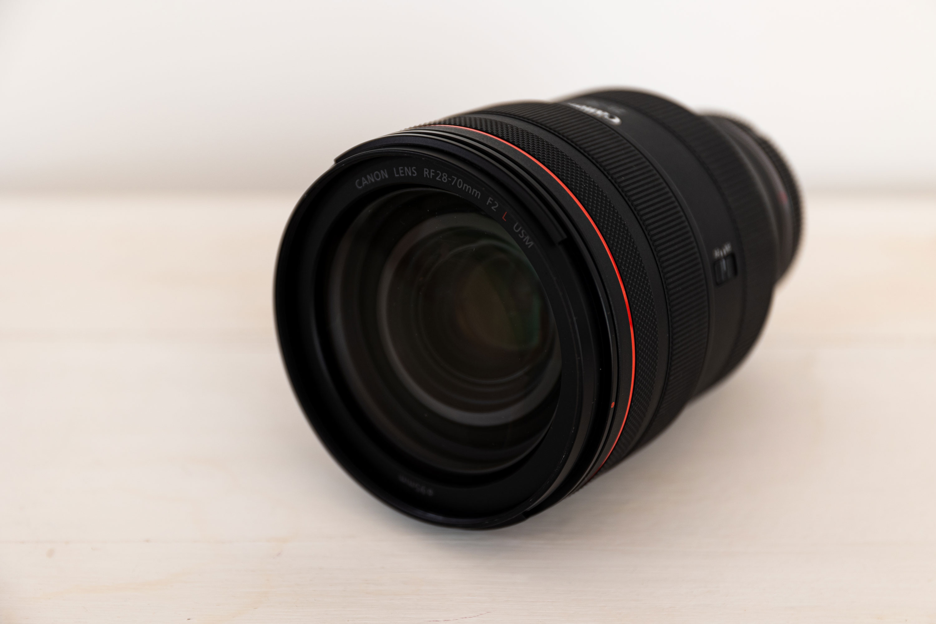  Canon RF 28-70mm f/2 L USM auf einem hellen Tisch, heller Hintergrund

