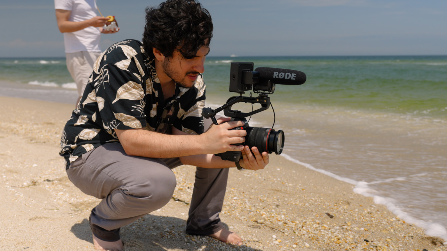 Justin beim Aufnehmen mit der Canon C70 an der Küste von Jersey