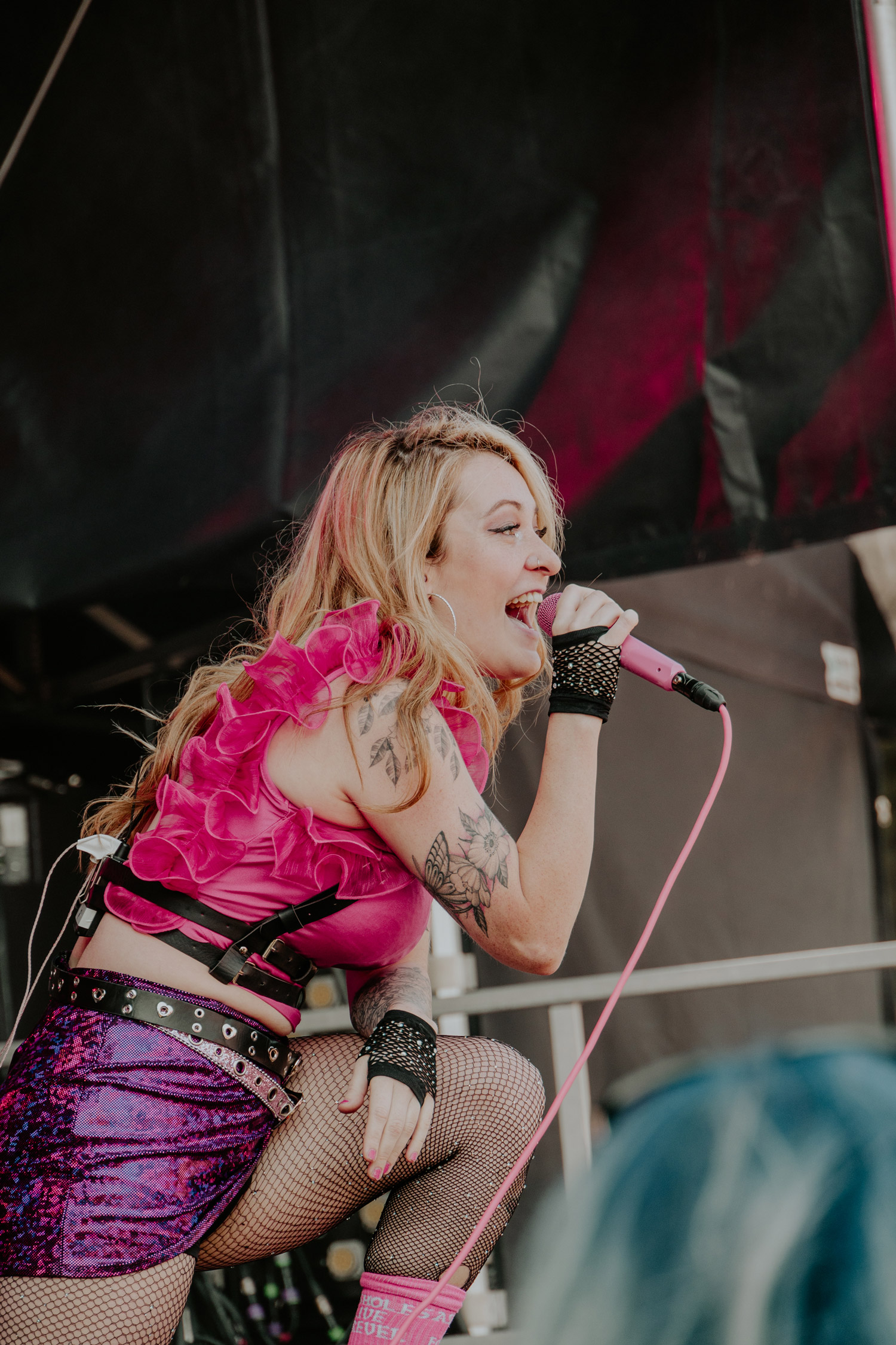 Scene Queen auf der Bühne beim Slam Dunk Festival, fotografiert von Emily Jade mit der Canon EOS R6.
