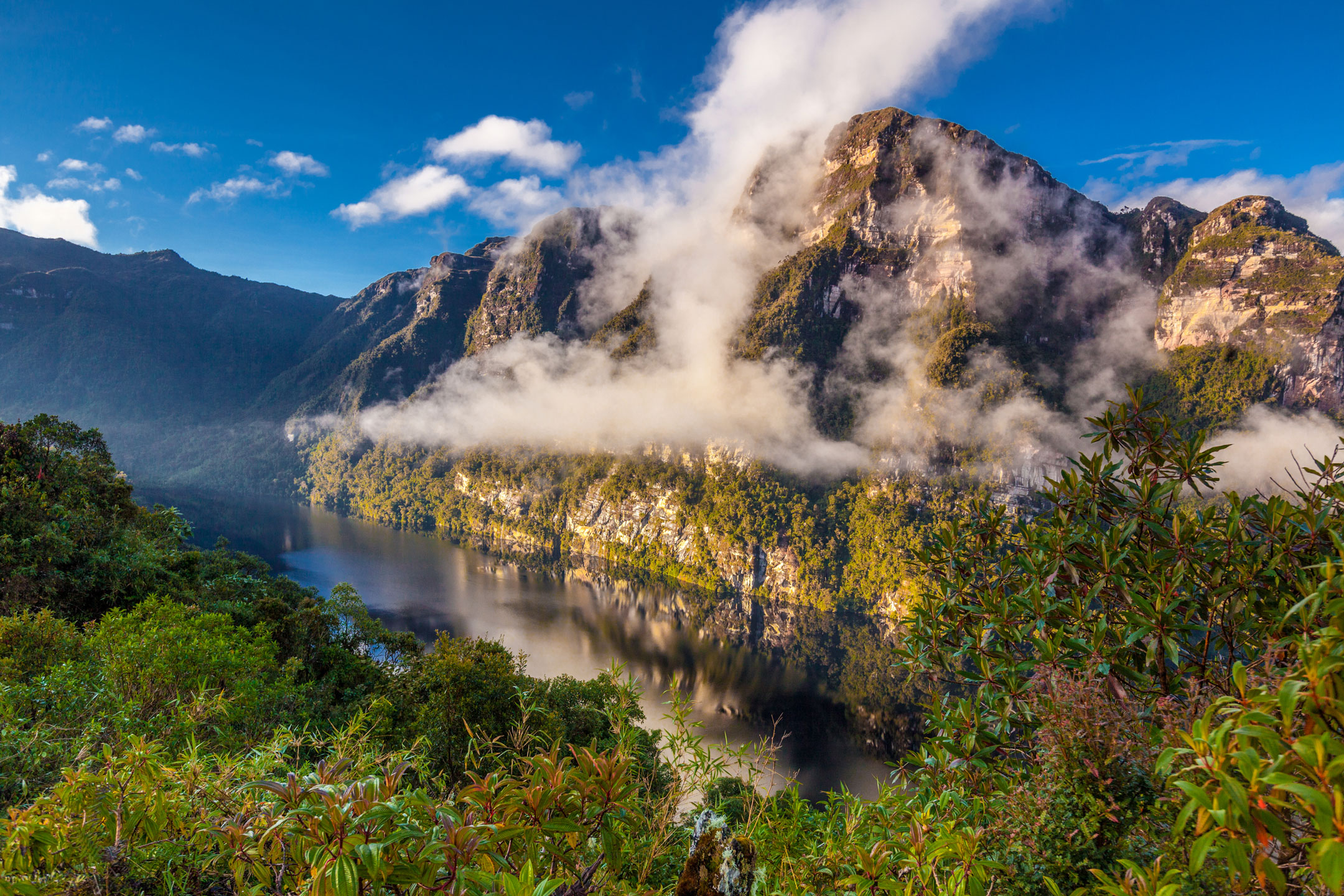 Die mystische Laguna de los Cóndores inmitten von Natur, Nebel und der Ruhe der Anden.