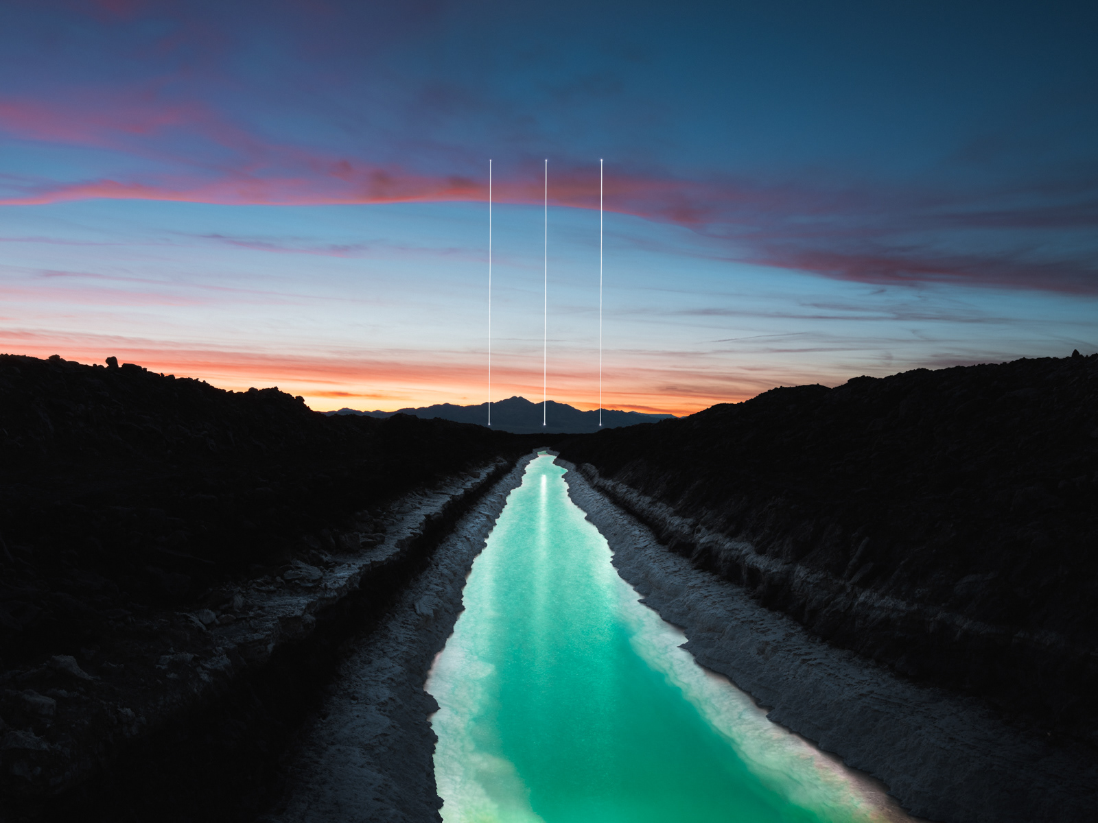 Een rivier van water met de kleur van groenaqua leidt naar drie lijnen van licht in de achtergrond die omhoog schieten naar de schemerige hemel. Door Reuben Wu.