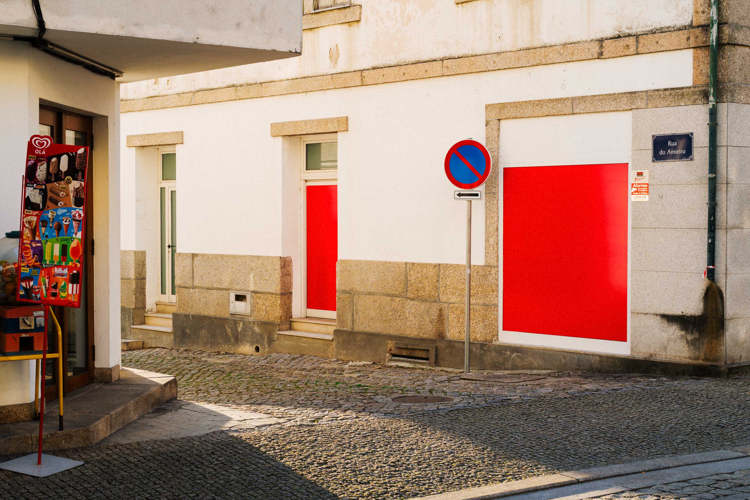 Straße in Portugal mit leuchtend roten Wänden. Aufgenommen von Connor Redmond mit der Sigma BF.